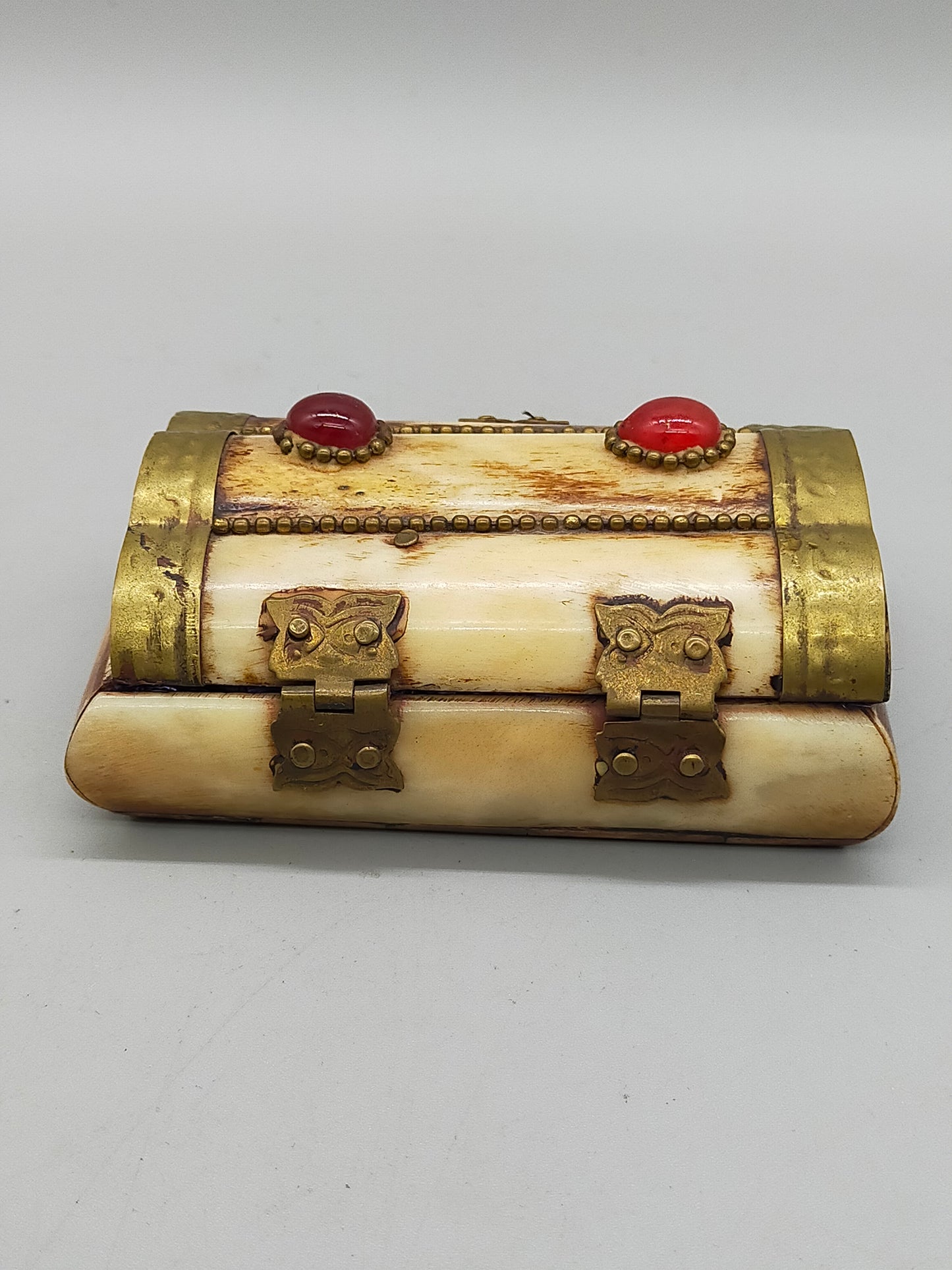 Vintage Schatulle mit Beineinlagen – Rustikaler Stil mit violettem Samt