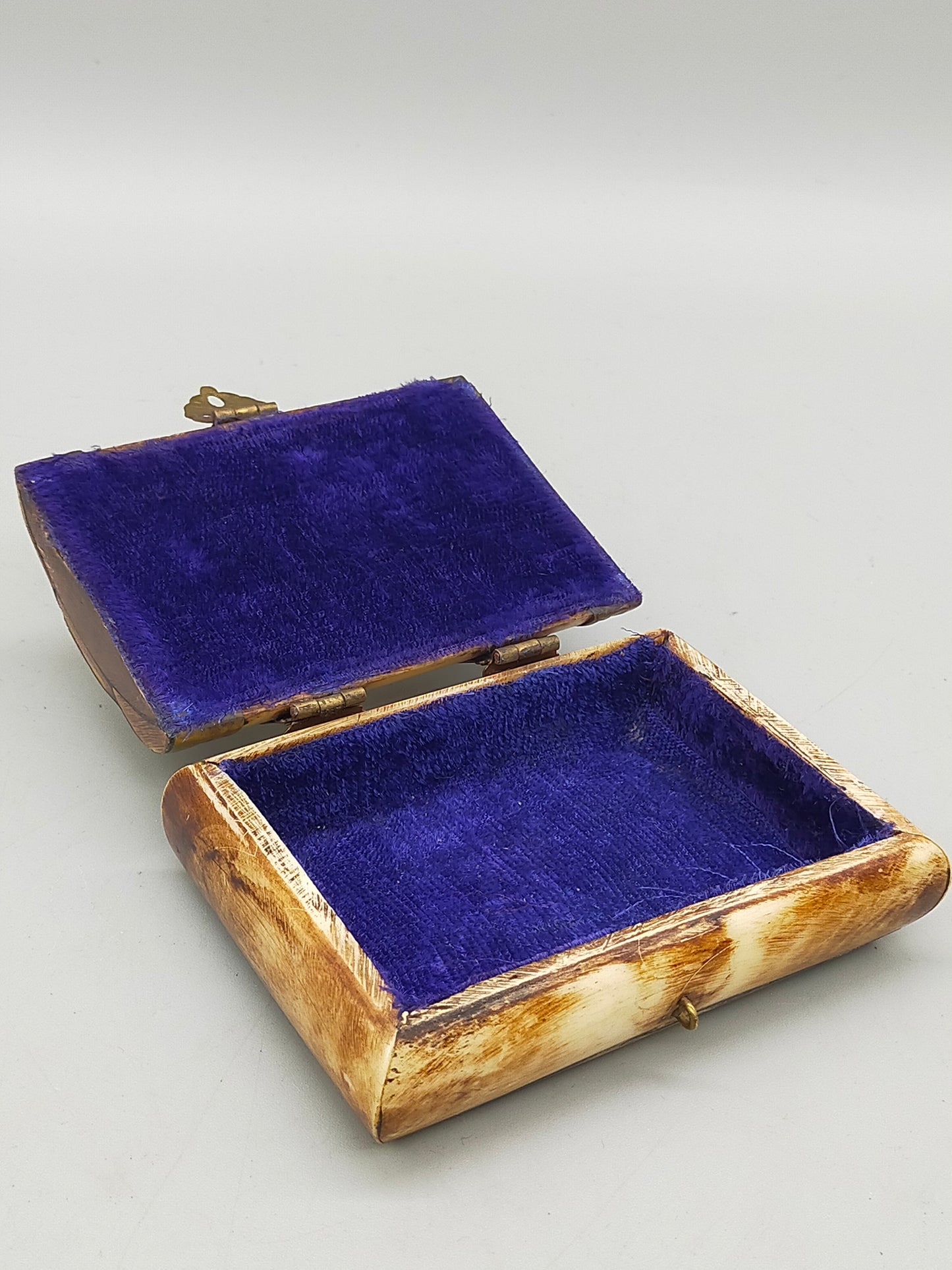 Vintage Schatulle mit Beineinlagen – Rustikaler Stil mit violettem Samt