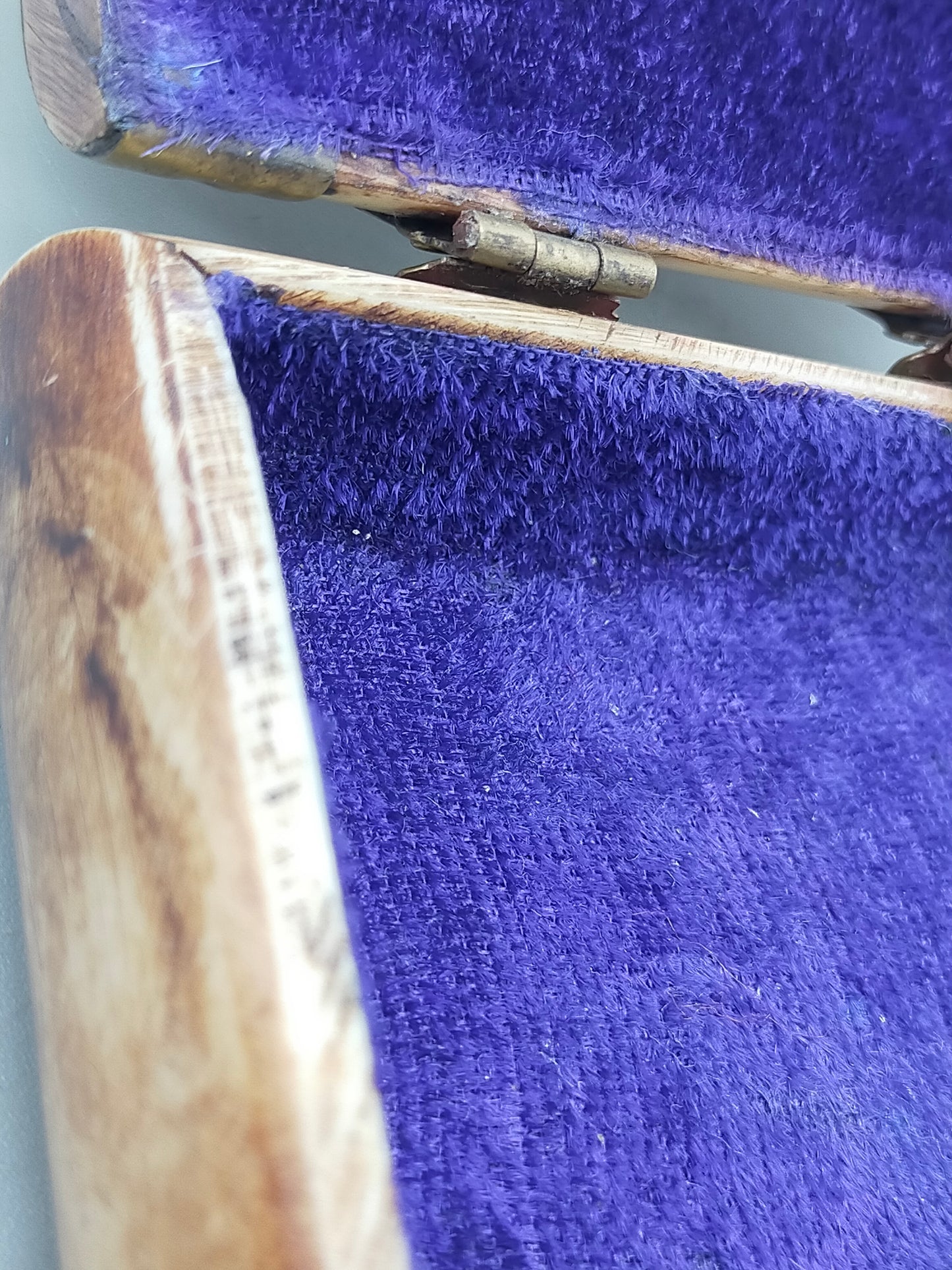 Vintage Schatulle mit Beineinlagen – Rustikaler Stil mit violettem Samt