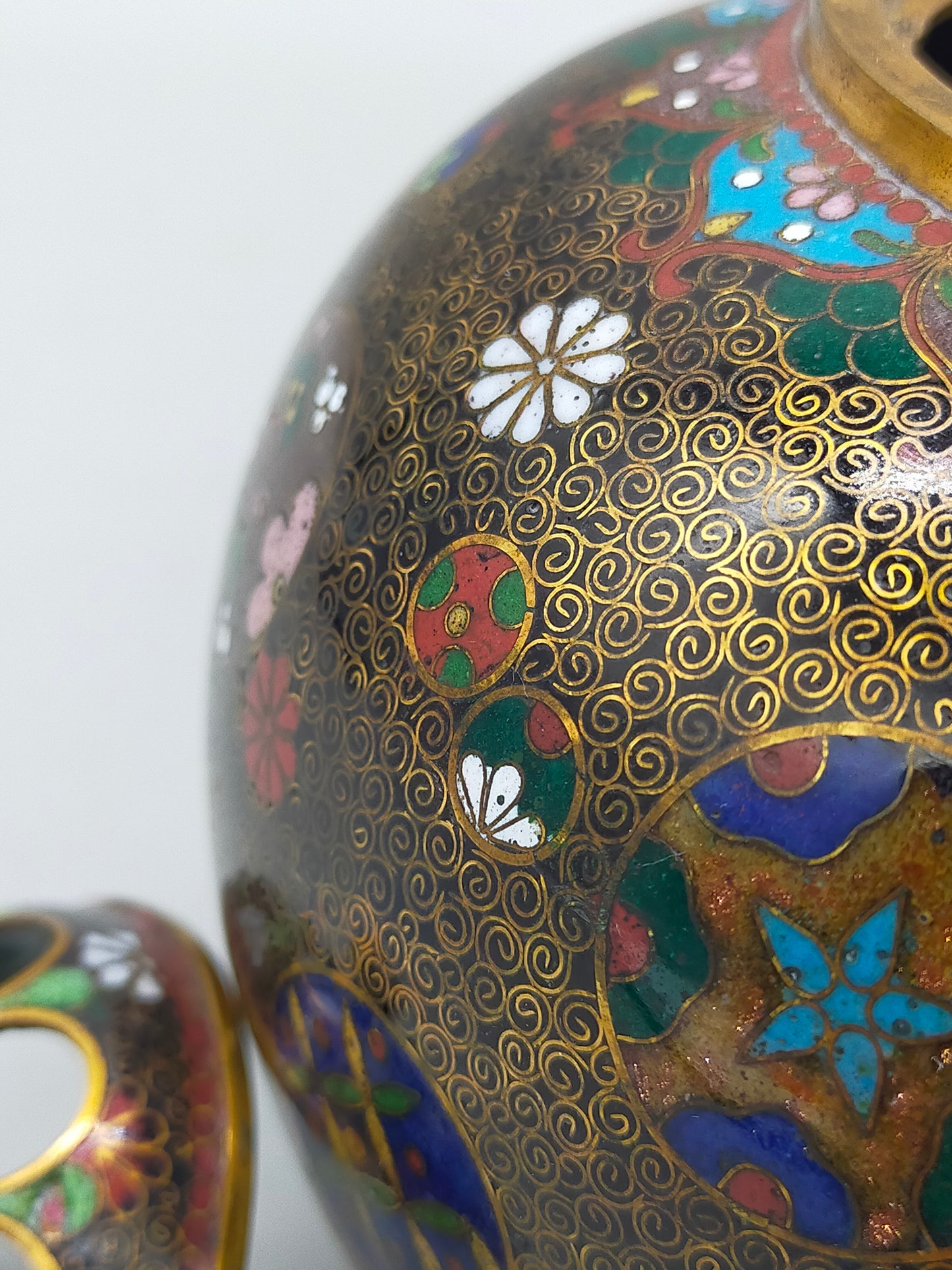 Prachtvolle Japanische Cloisonné Deckeldose Florales Design Goldakzente