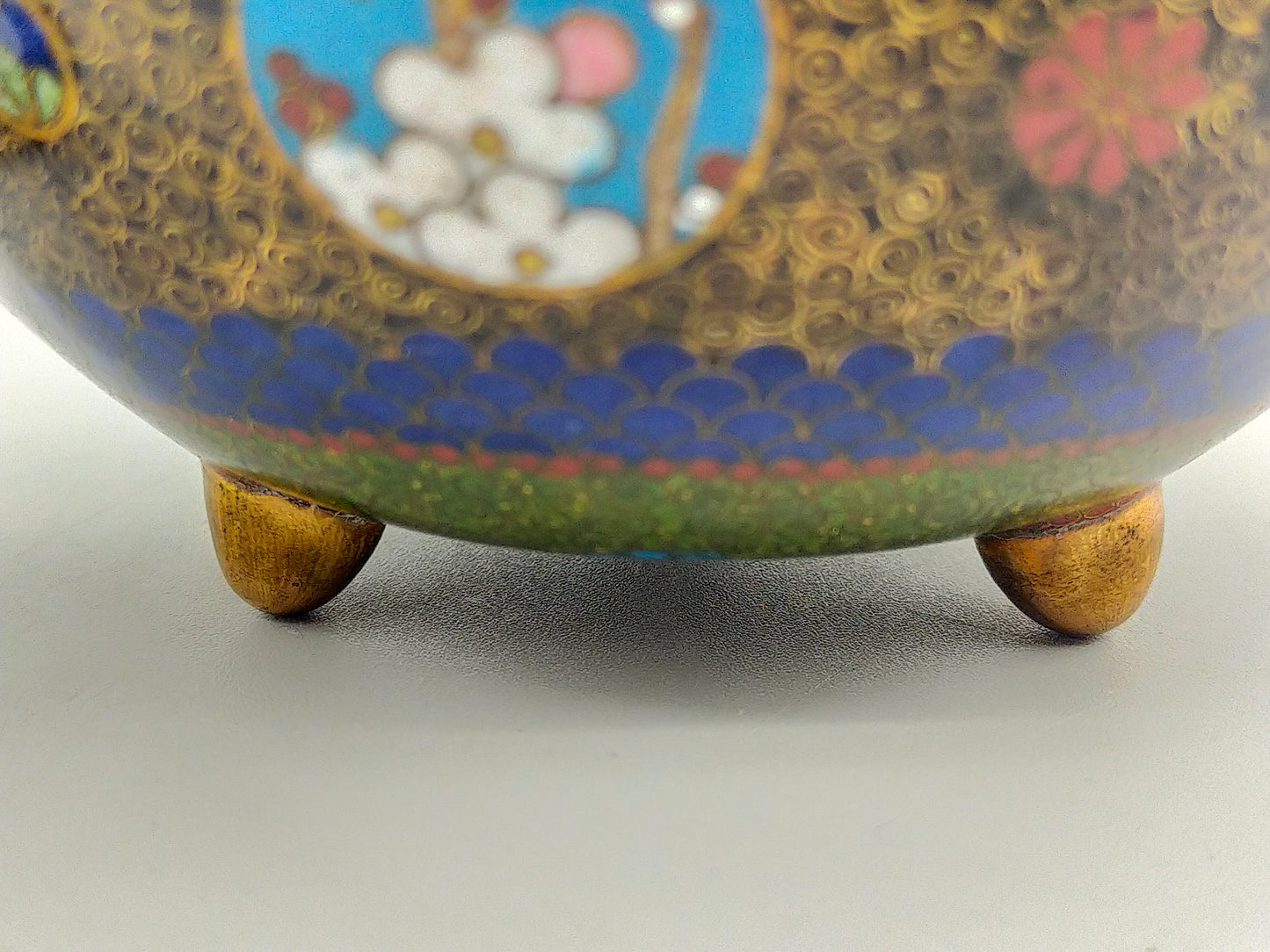 Prachtvolle Japanische Cloisonné Deckeldose Florales Design Goldakzente