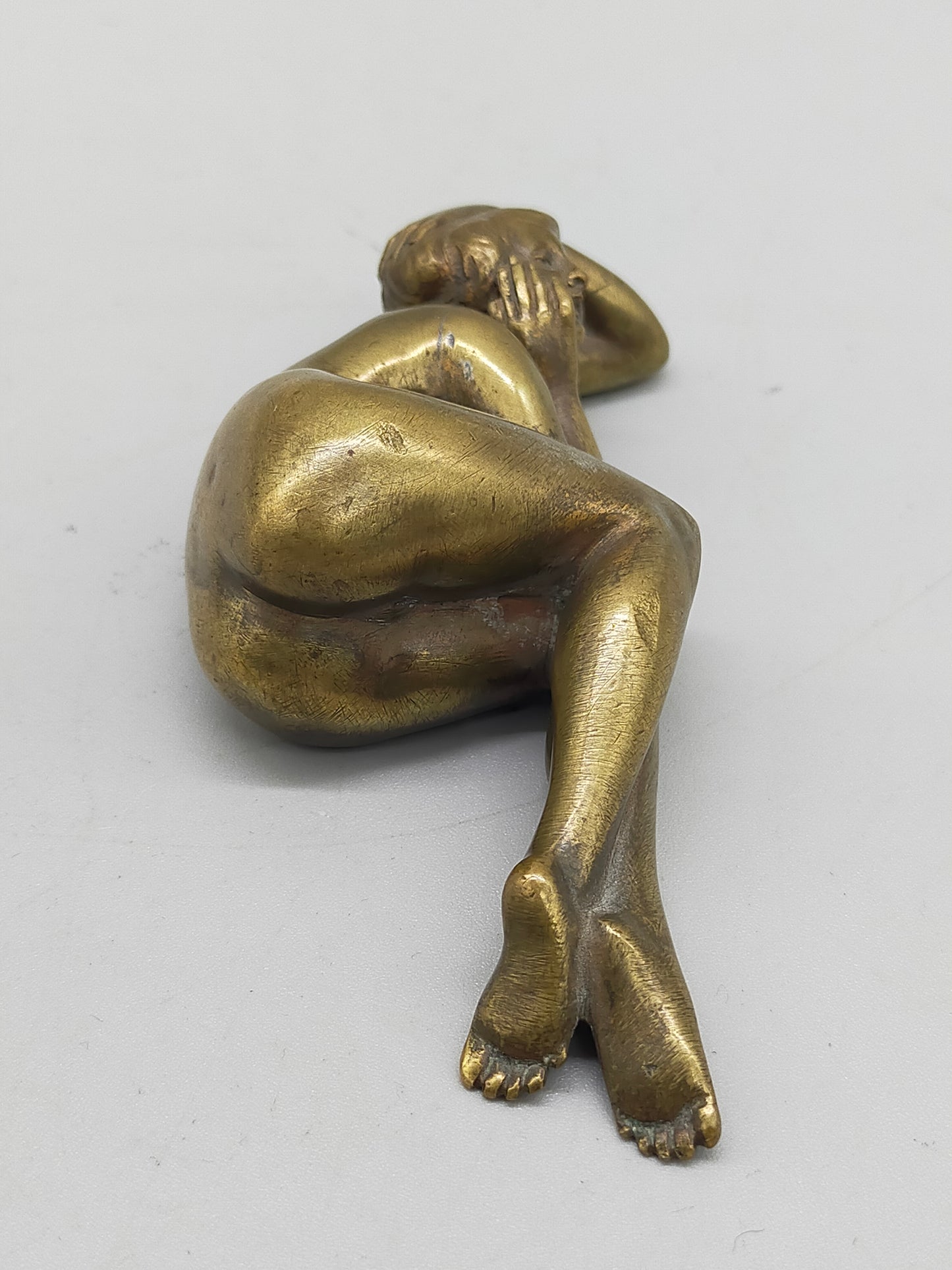 Kunstvolle Bronze Skulptur Liegender Weiblicher Akt im Modernen Stil