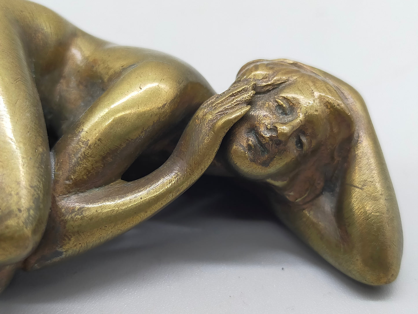 Kunstvolle Bronze Skulptur Liegender Weiblicher Akt im Modernen Stil