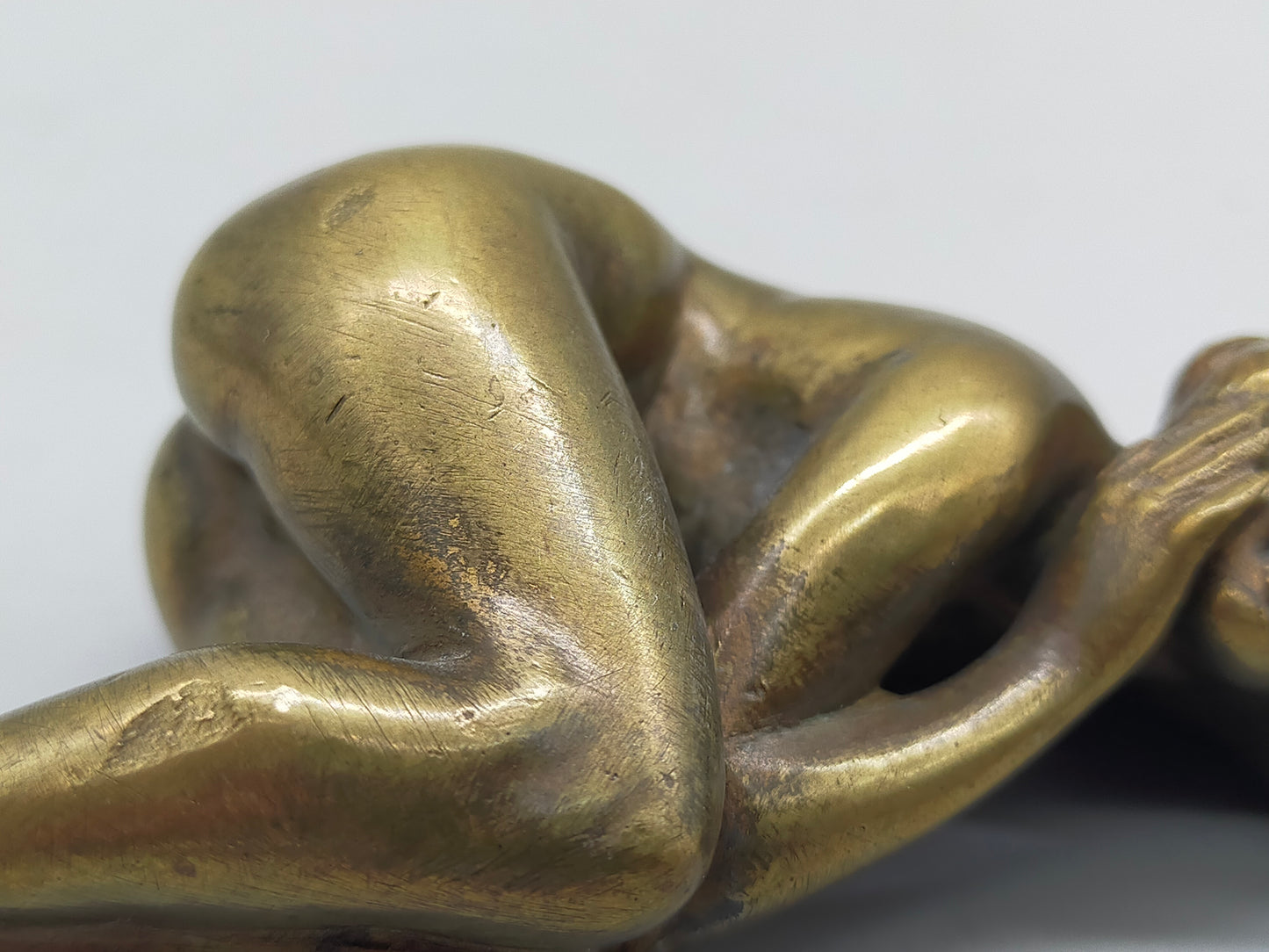 Kunstvolle Bronze Skulptur Liegender Weiblicher Akt im Modernen Stil