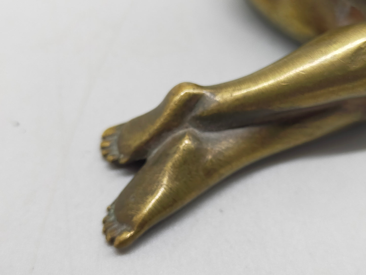 Kunstvolle Bronze Skulptur Liegender Weiblicher Akt im Modernen Stil