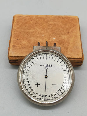 Antiquierter Scheitelwertmesser Optik Uhr