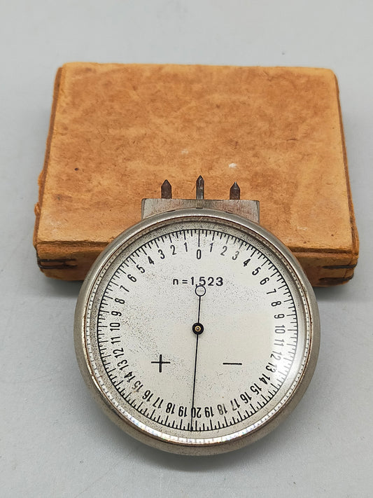 Antiquierter Scheitelwertmesser Optik Uhr