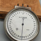 Antiquierter Scheitelwertmesser Optik Uhr