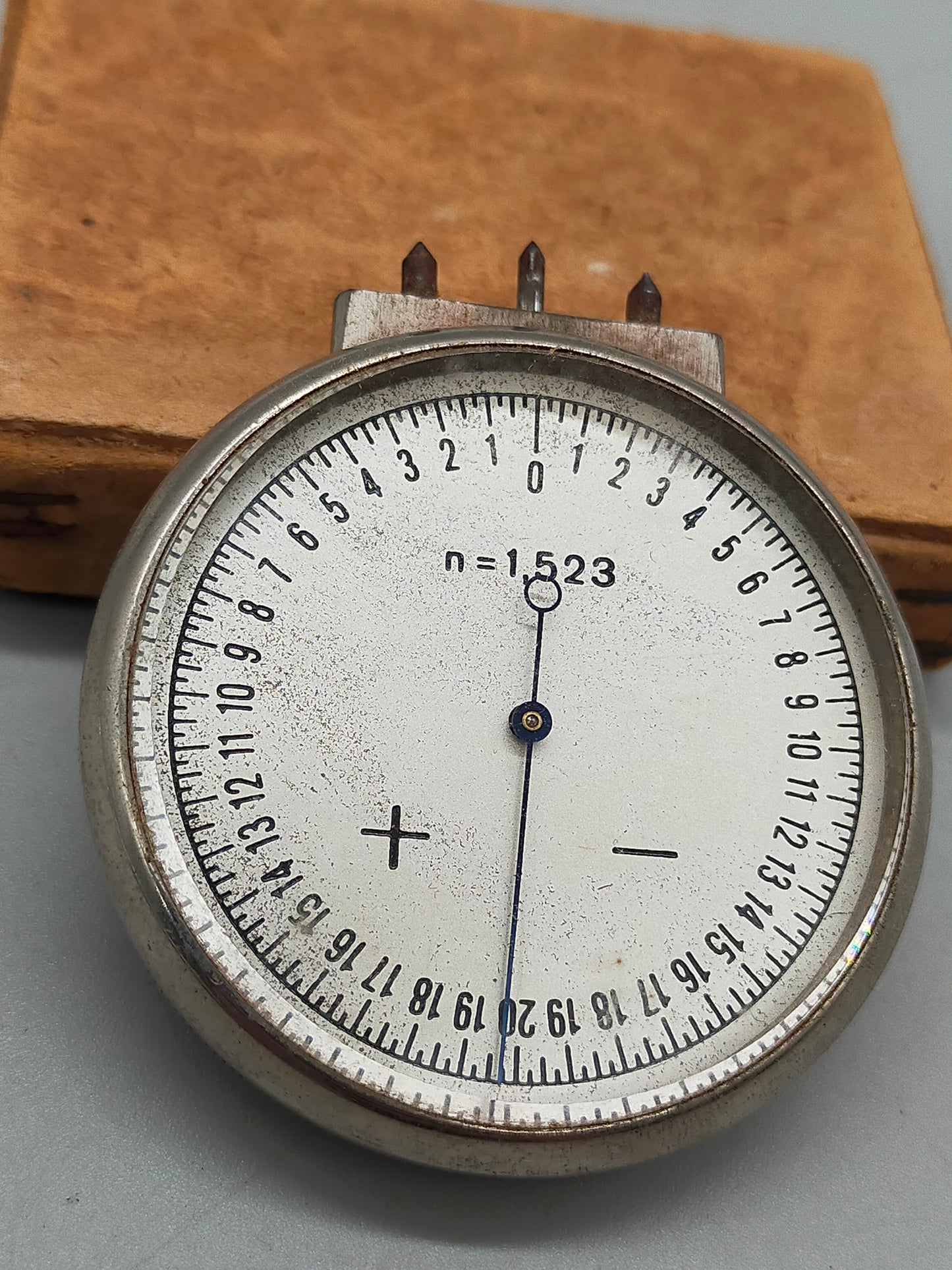 Antiquierter Scheitelwertmesser Optik Uhr