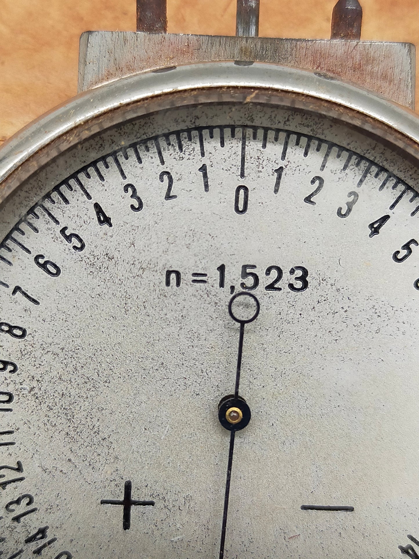 Antiquierter Scheitelwertmesser Optik Uhr