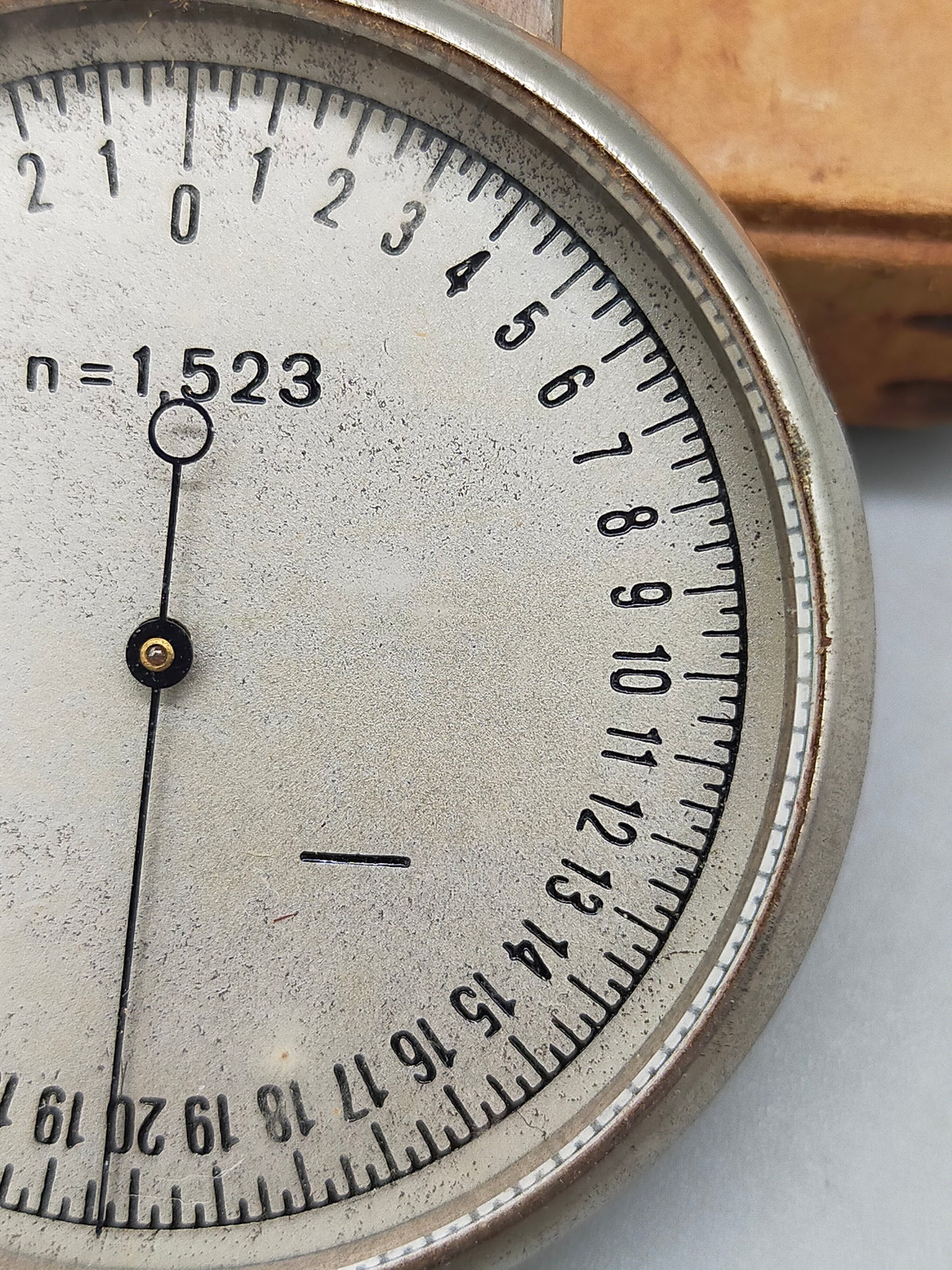 Antiquierter Scheitelwertmesser Optik Uhr