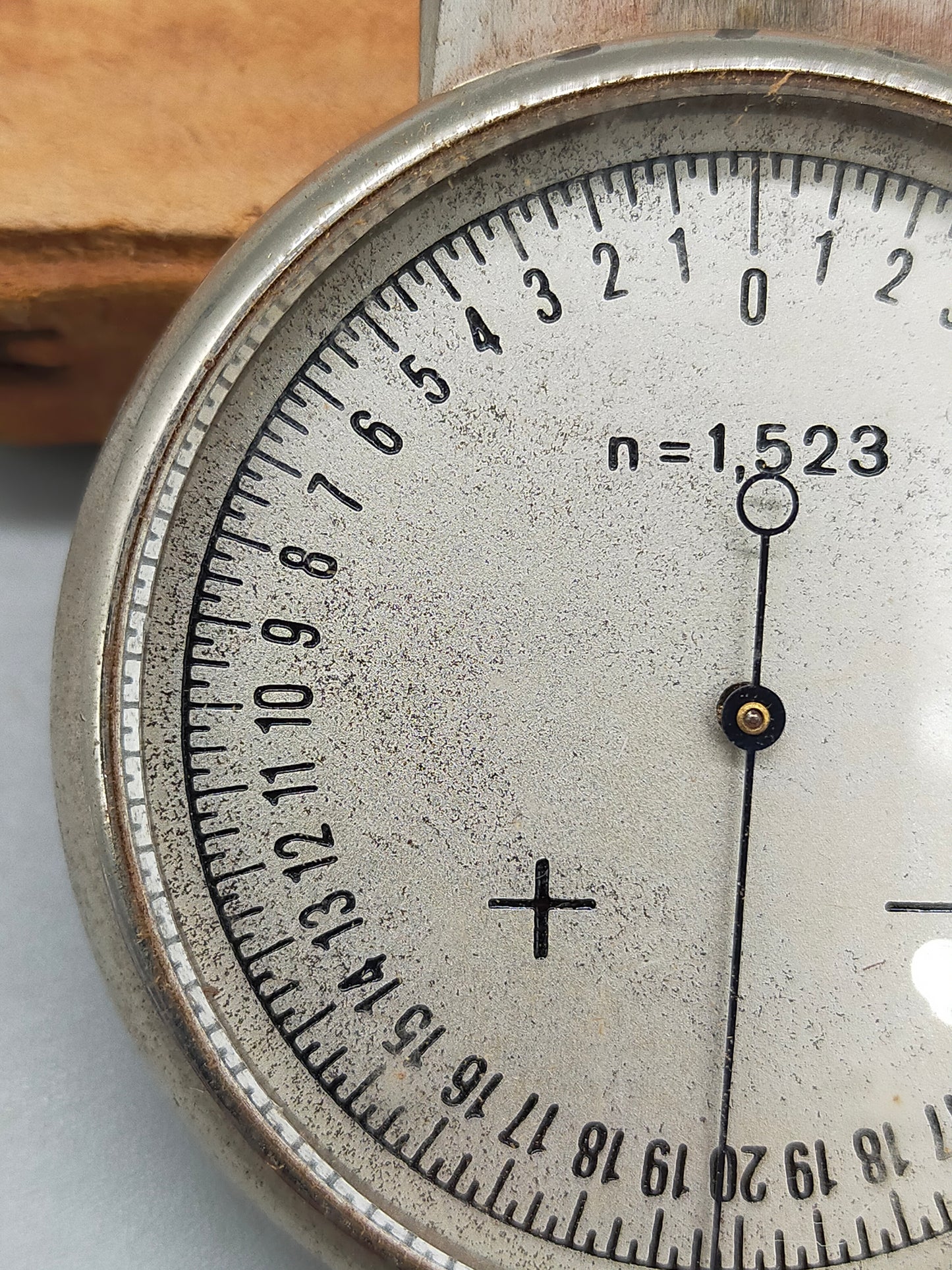 Antiquierter Scheitelwertmesser Optik Uhr