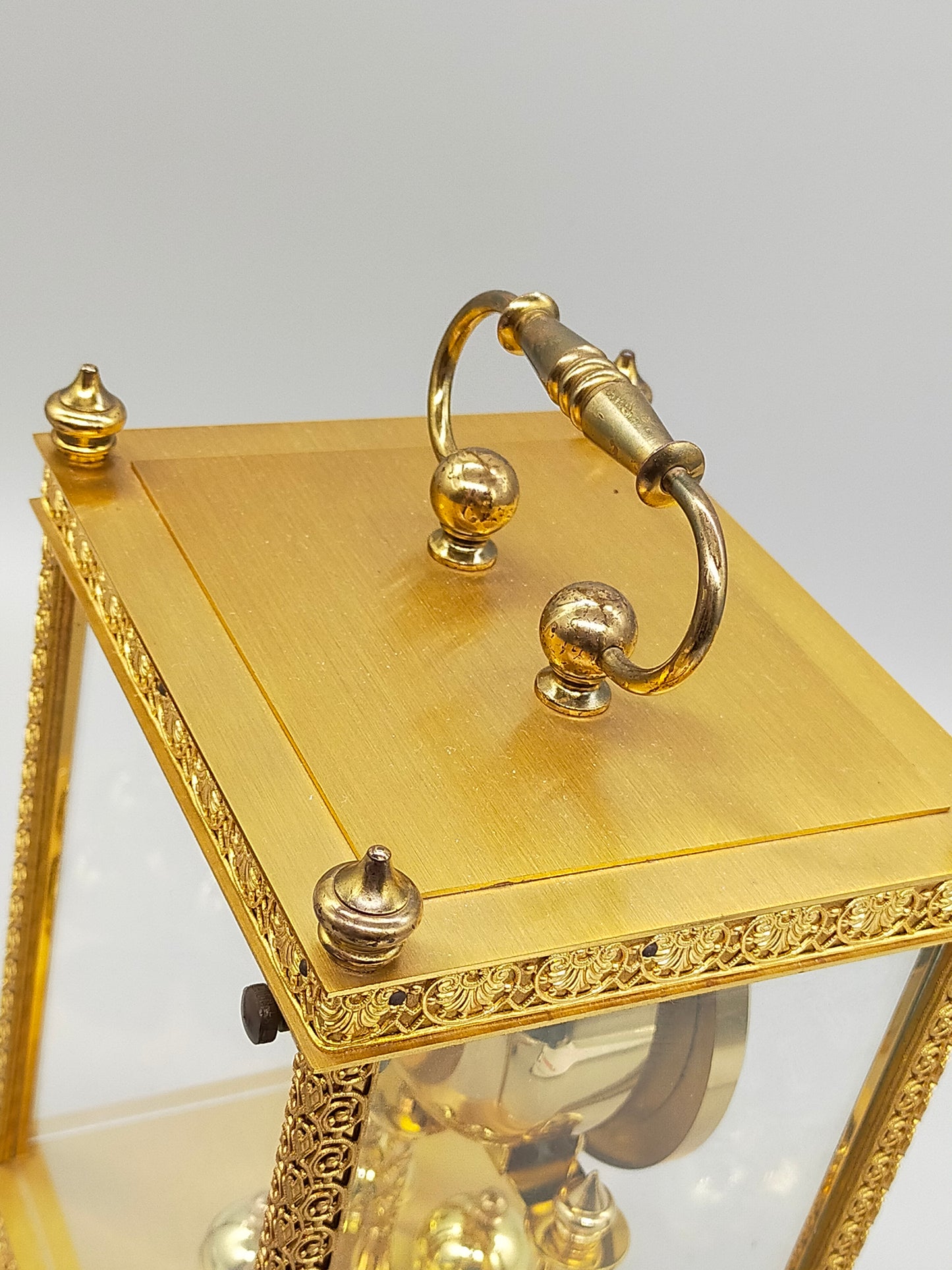 Prunkvolle Schatz Drehpendel Tisch Uhr Barock Stil aus Messing