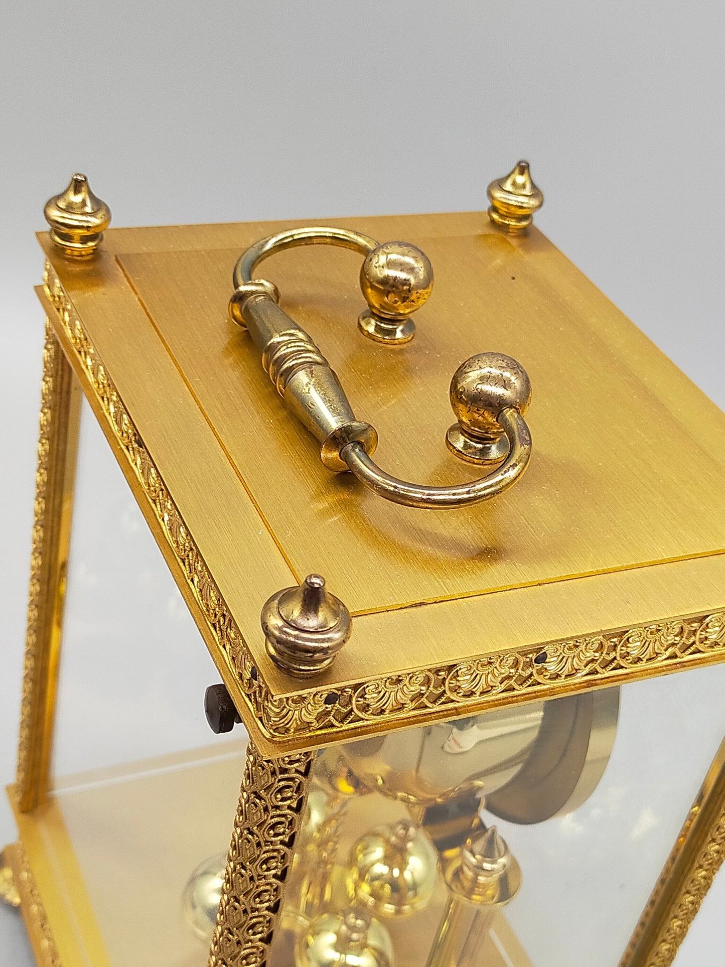 Prunkvolle Schatz Drehpendel Tisch Uhr Barock Stil aus Messing