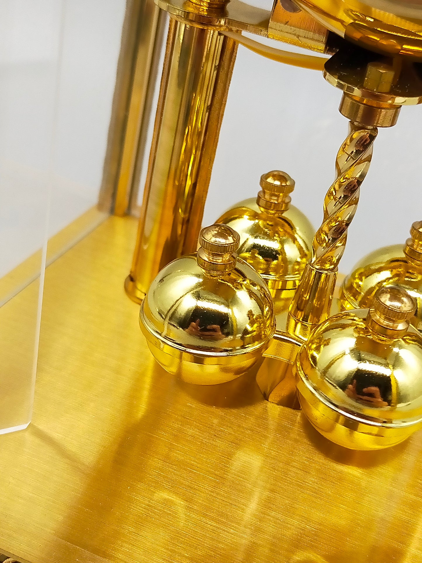 Prunkvolle Schatz Drehpendel Tisch Uhr Barock Stil aus Messing