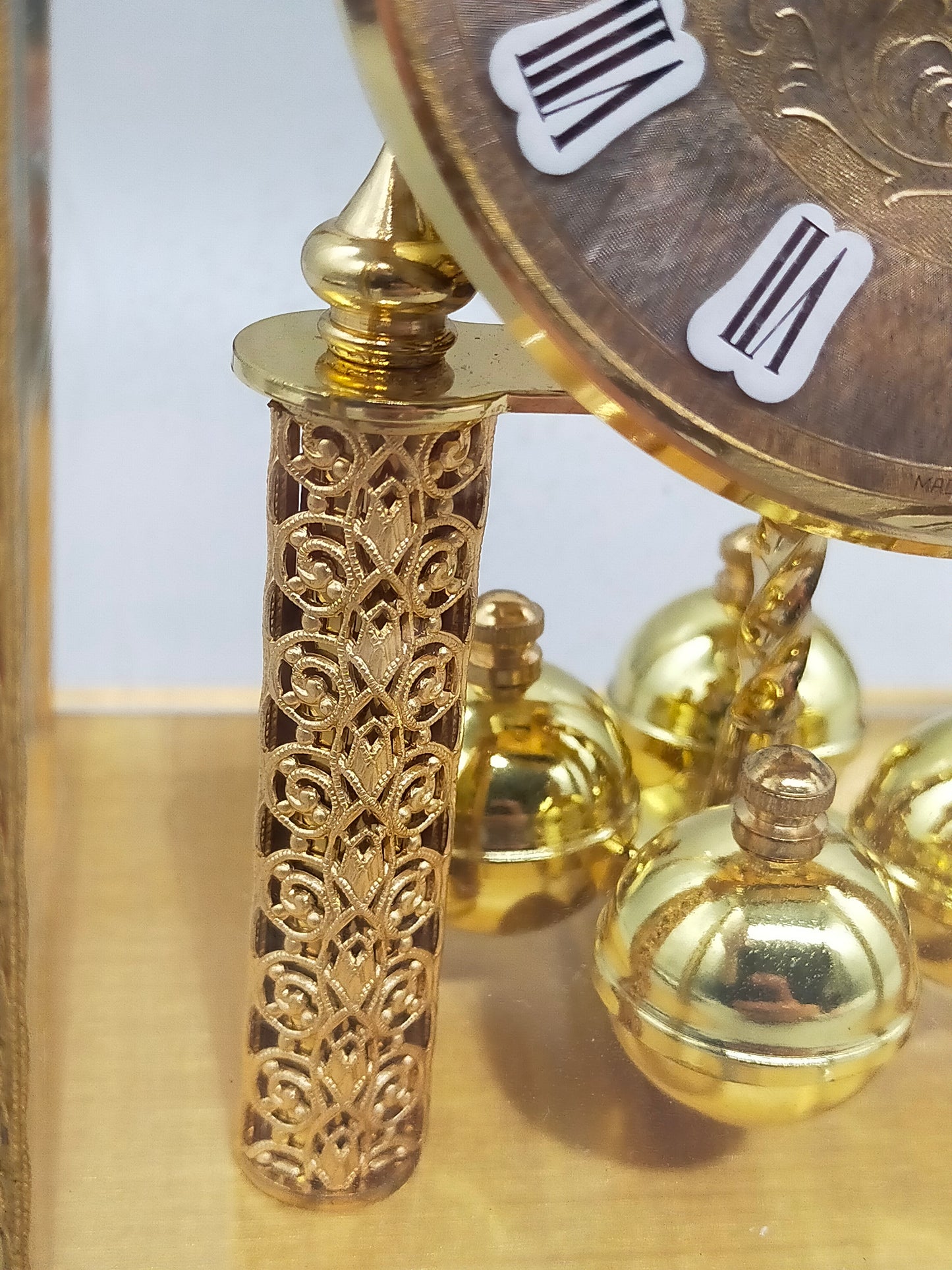 Prunkvolle Schatz Drehpendel Tisch Uhr Barock Stil aus Messing