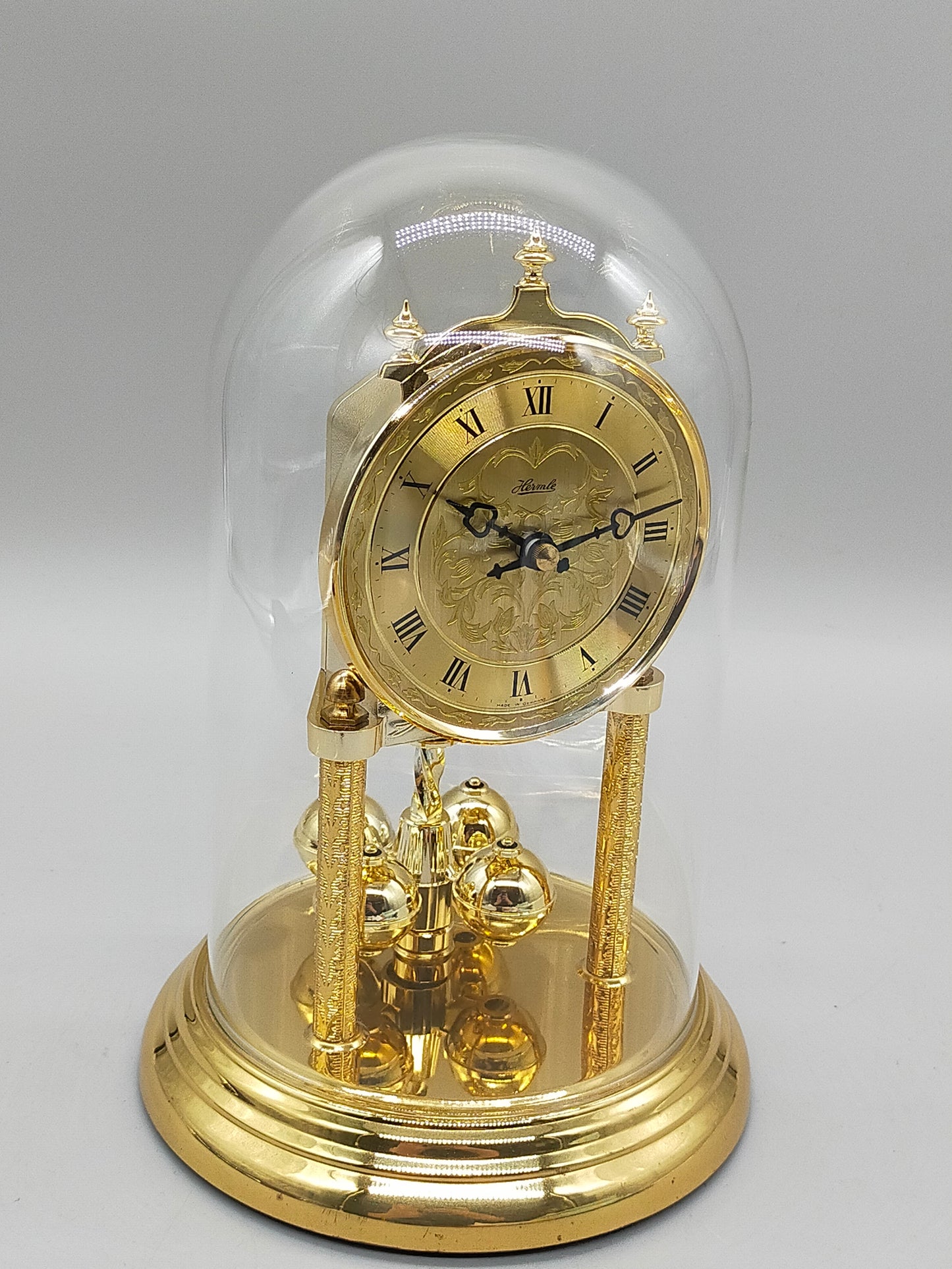 Klassische Hermle Drehpendel Uhr  Messing Design mit Glasdom