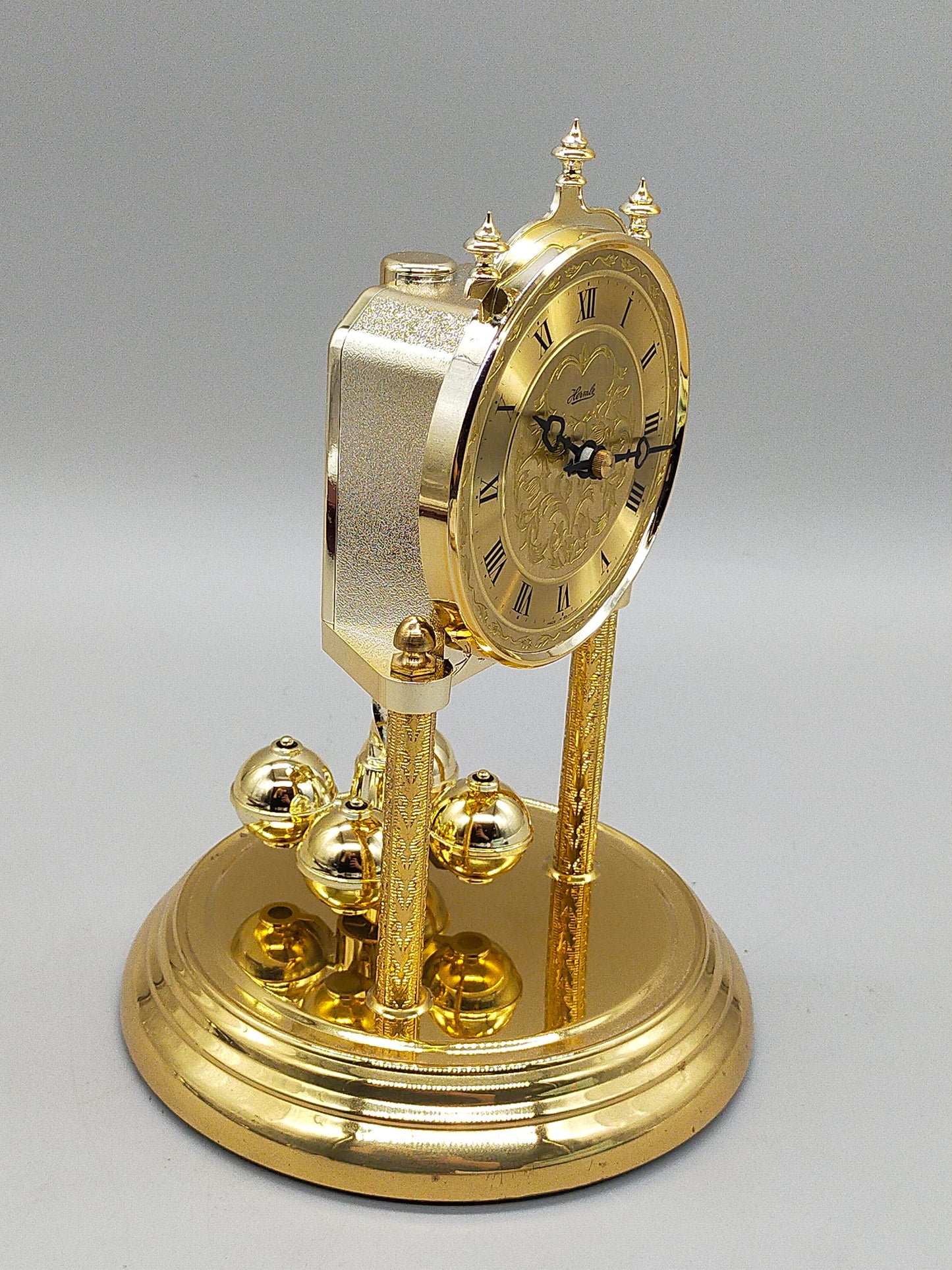 Klassische Hermle Drehpendel Uhr  Messing Design mit Glasdom