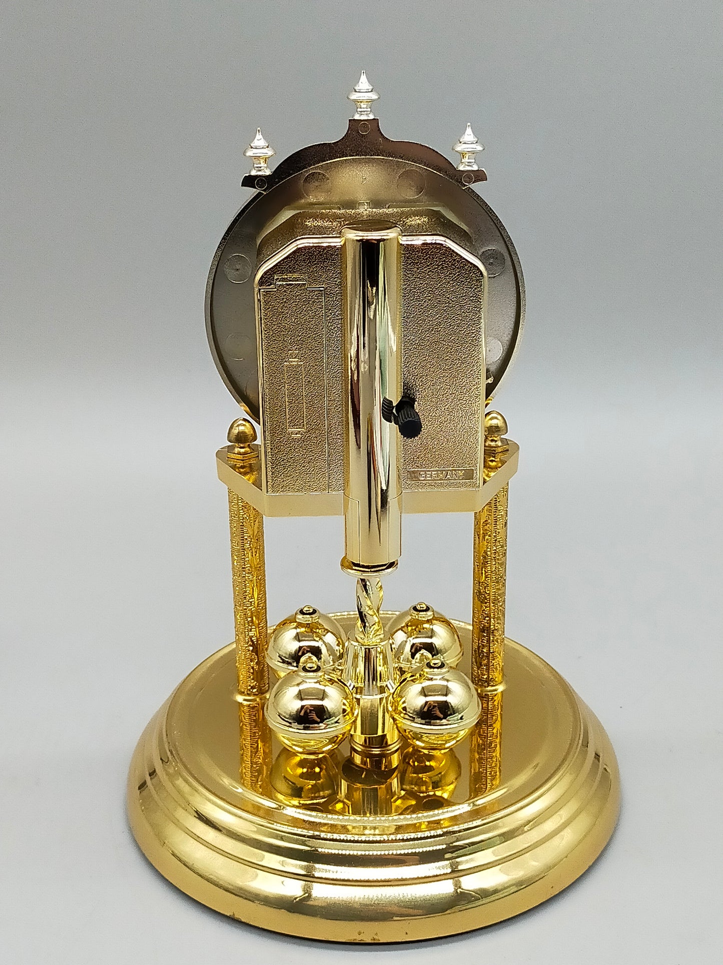Klassische Hermle Drehpendel Uhr  Messing Design mit Glasdom