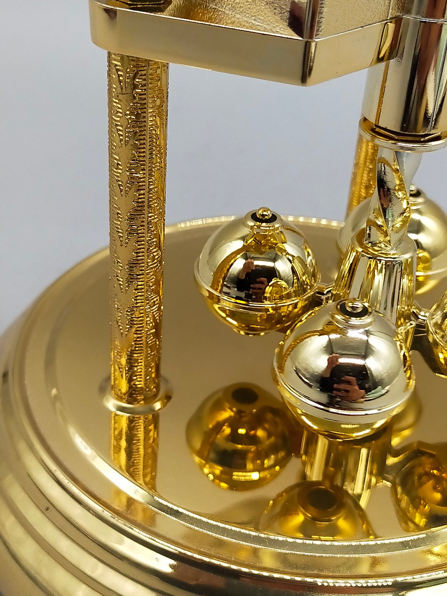 Klassische Hermle Drehpendel Uhr  Messing Design mit Glasdom