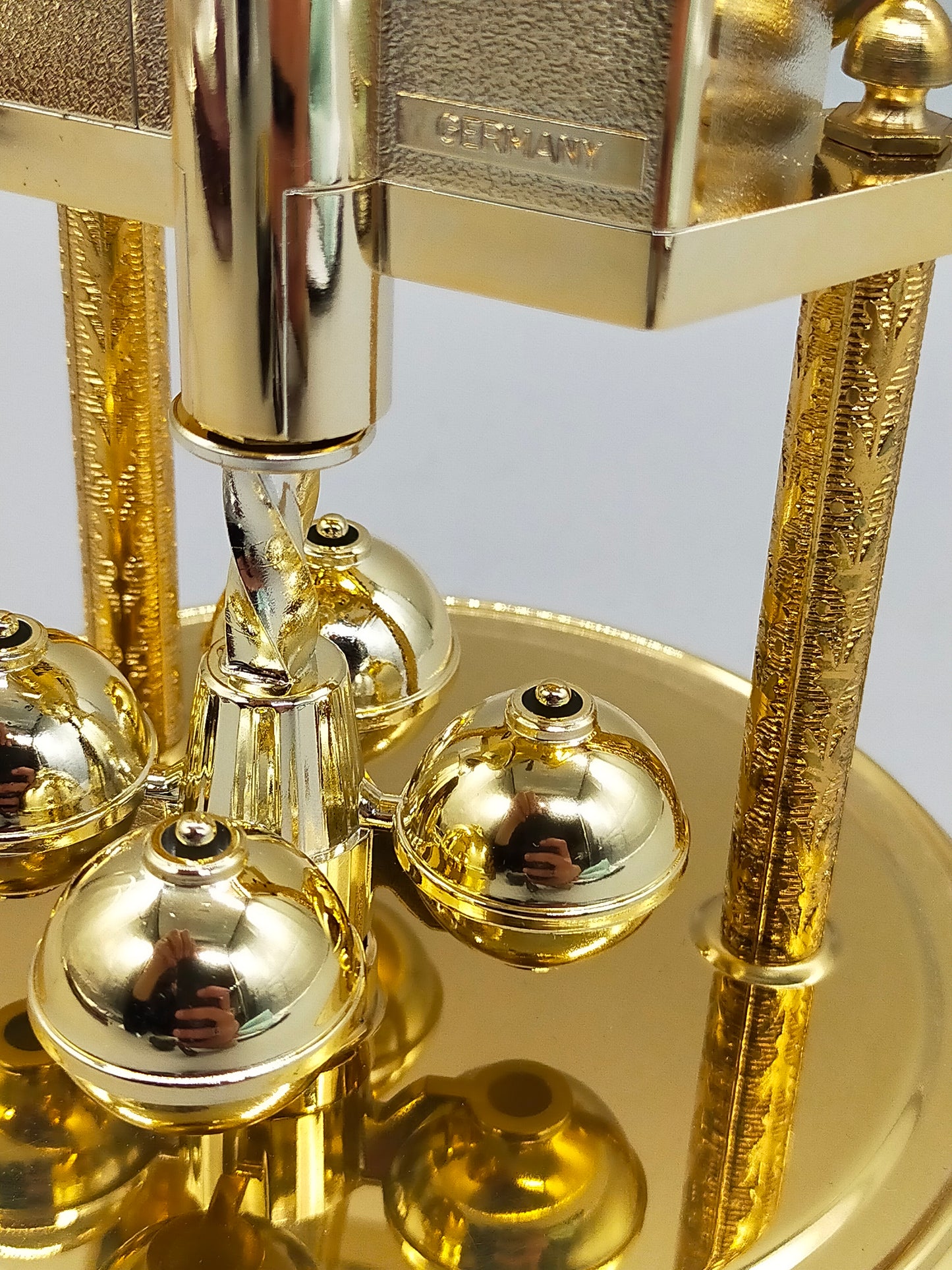 Klassische Hermle Drehpendel Uhr  Messing Design mit Glasdom