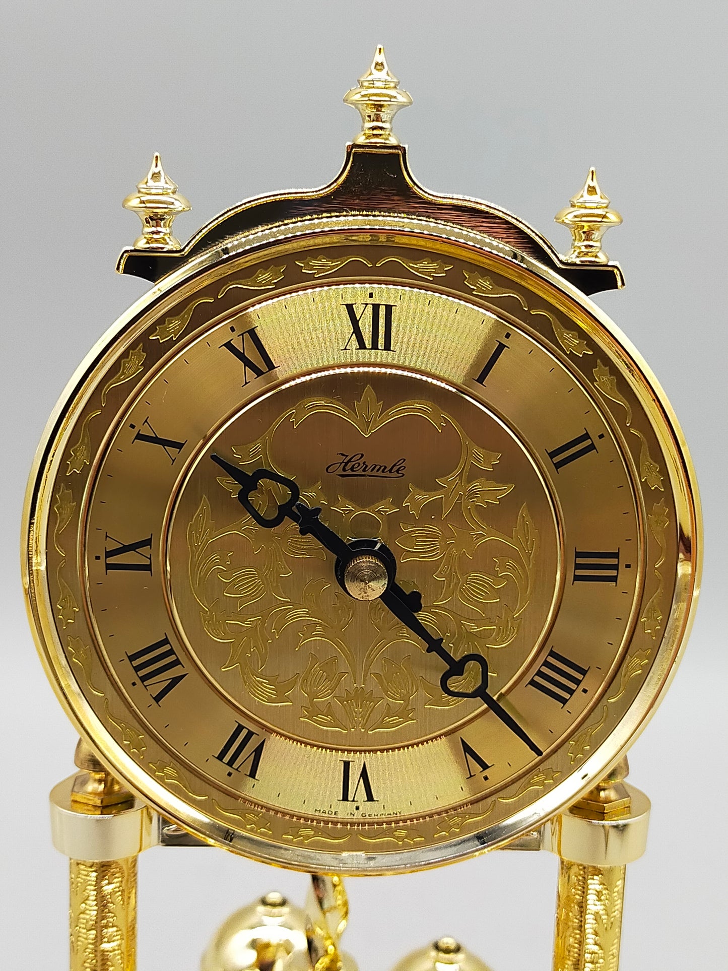 Klassische Hermle Drehpendel Uhr  Messing Design mit Glasdom