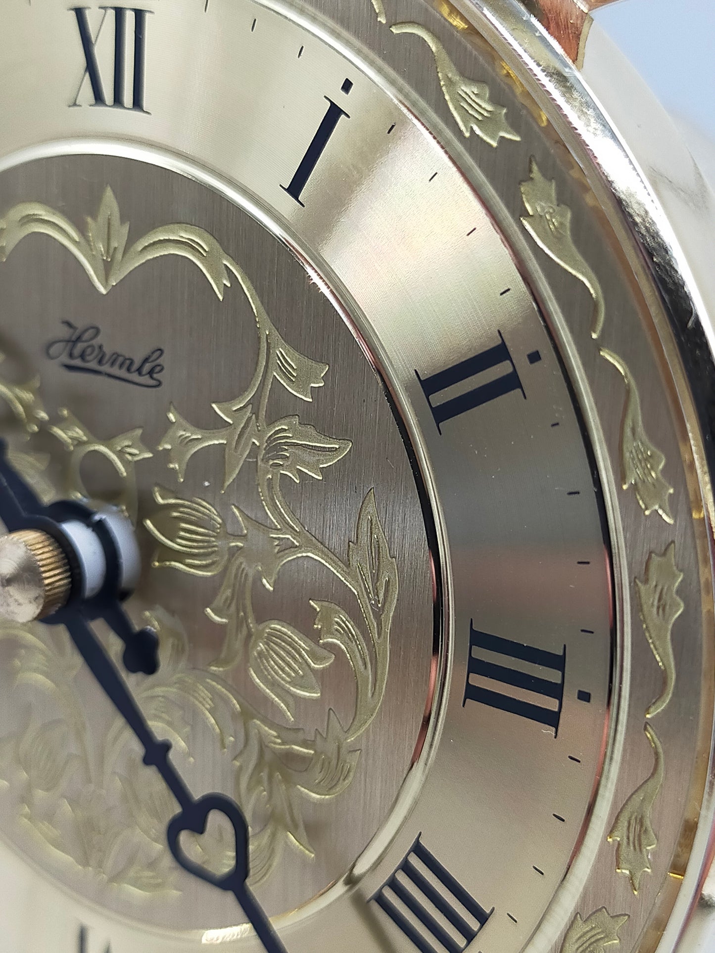 Klassische Hermle Drehpendel Uhr  Messing Design mit Glasdom