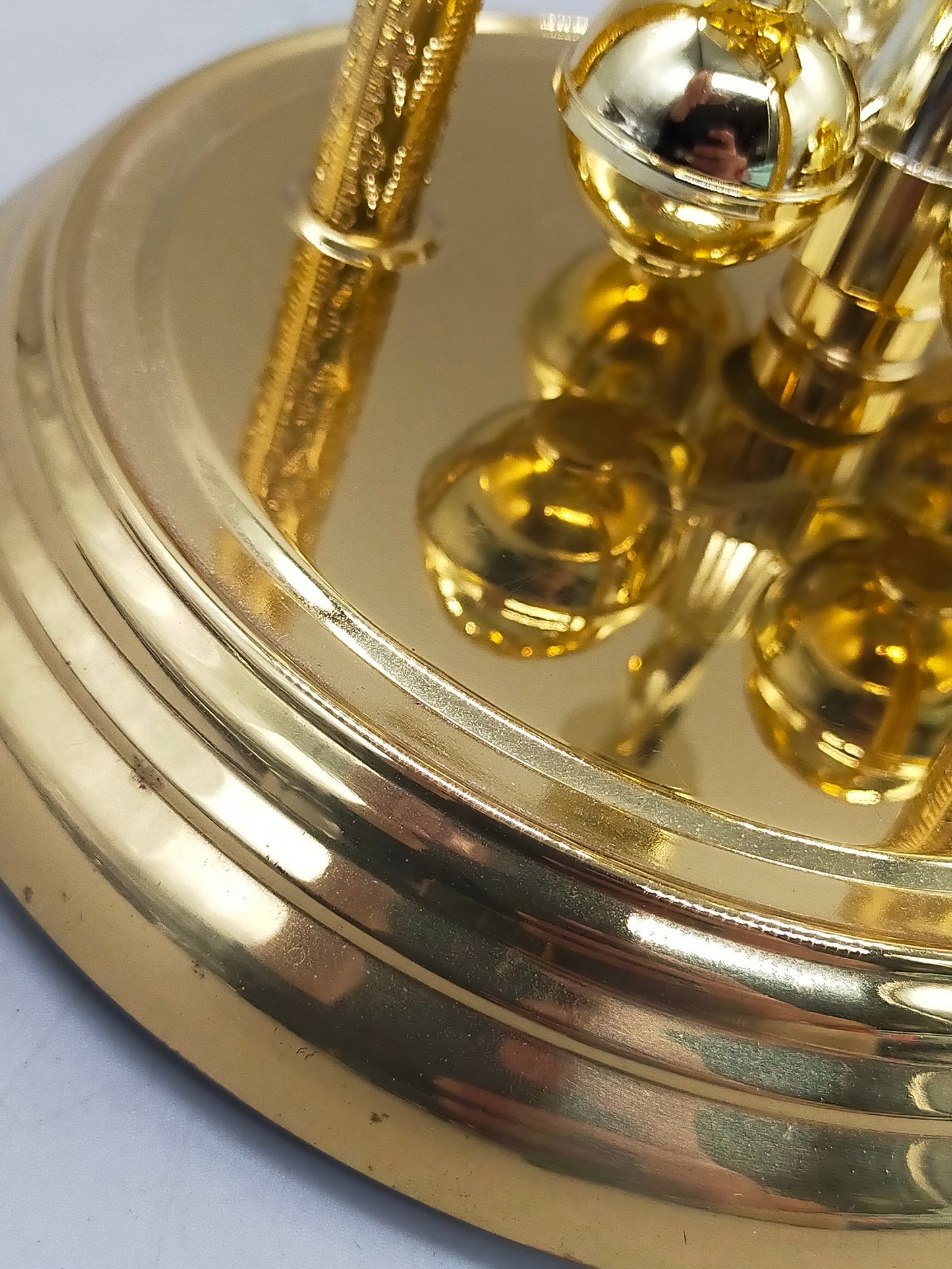 Klassische Hermle Drehpendel Uhr  Messing Design mit Glasdom