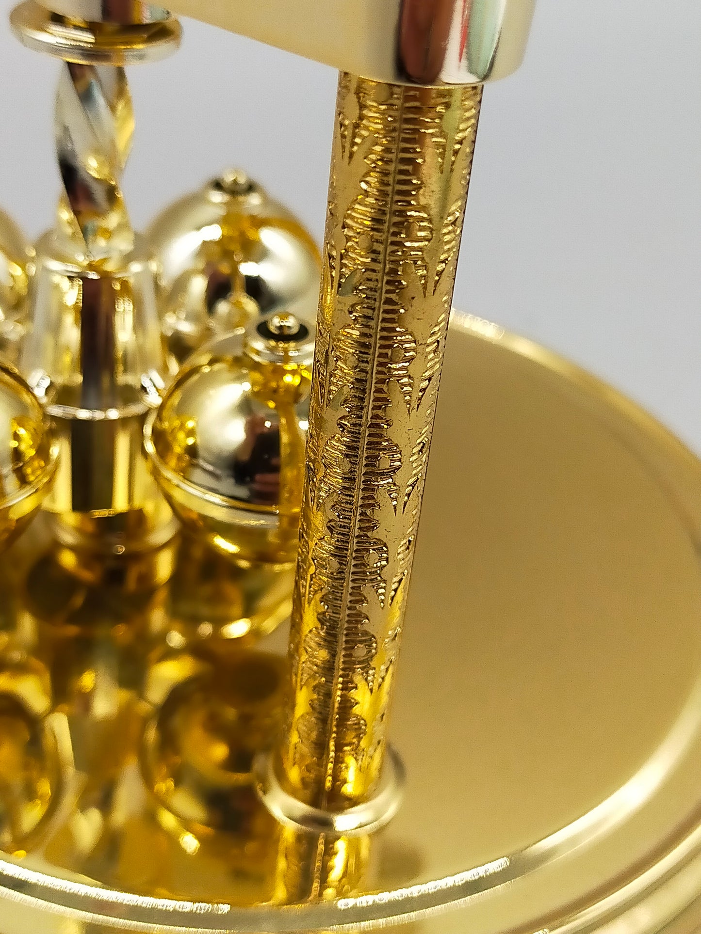 Klassische Hermle Drehpendel Uhr  Messing Design mit Glasdom