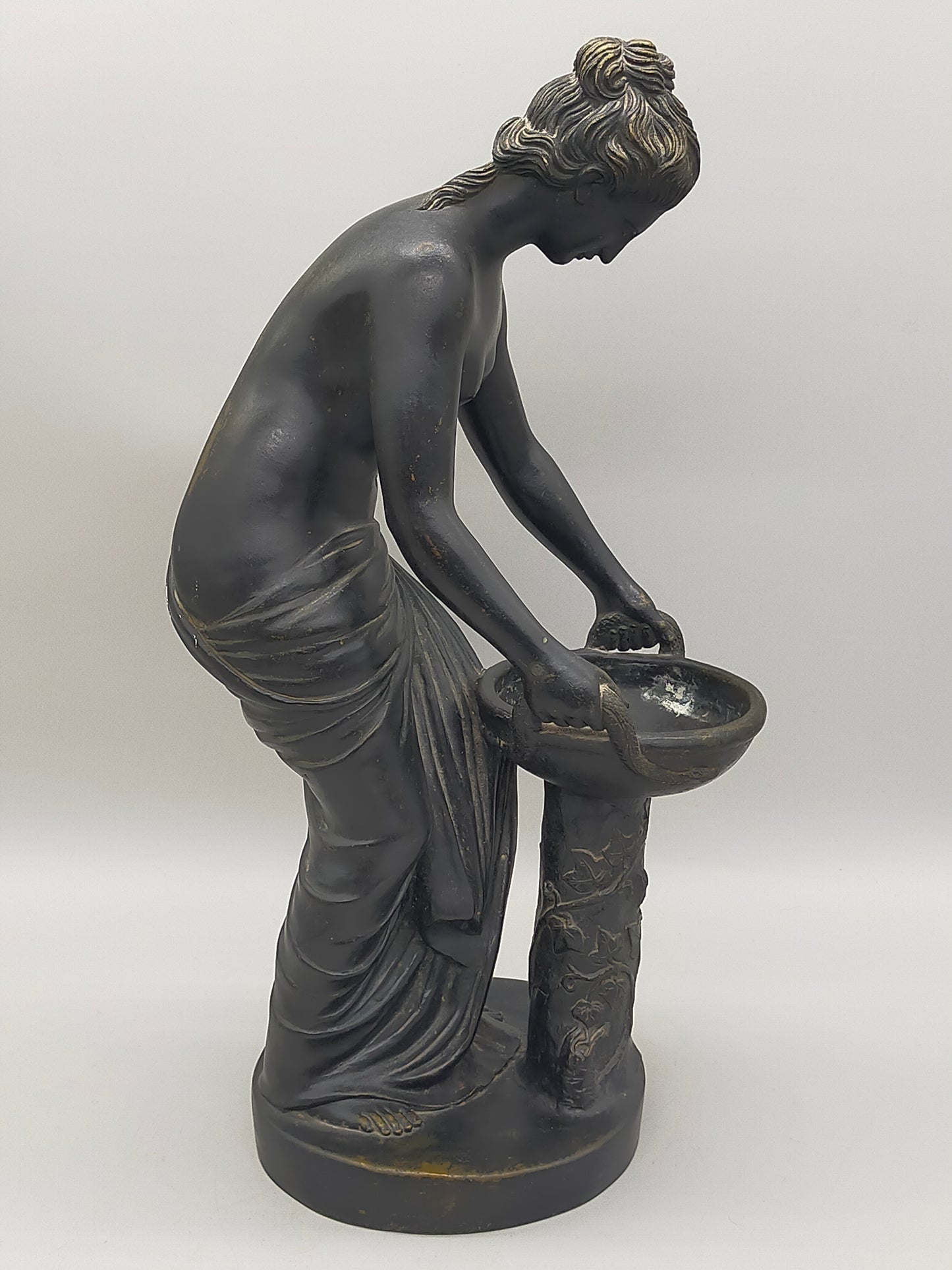 Klassische Bronze Skulptur Frau mit Schale auf Ranken-Säule