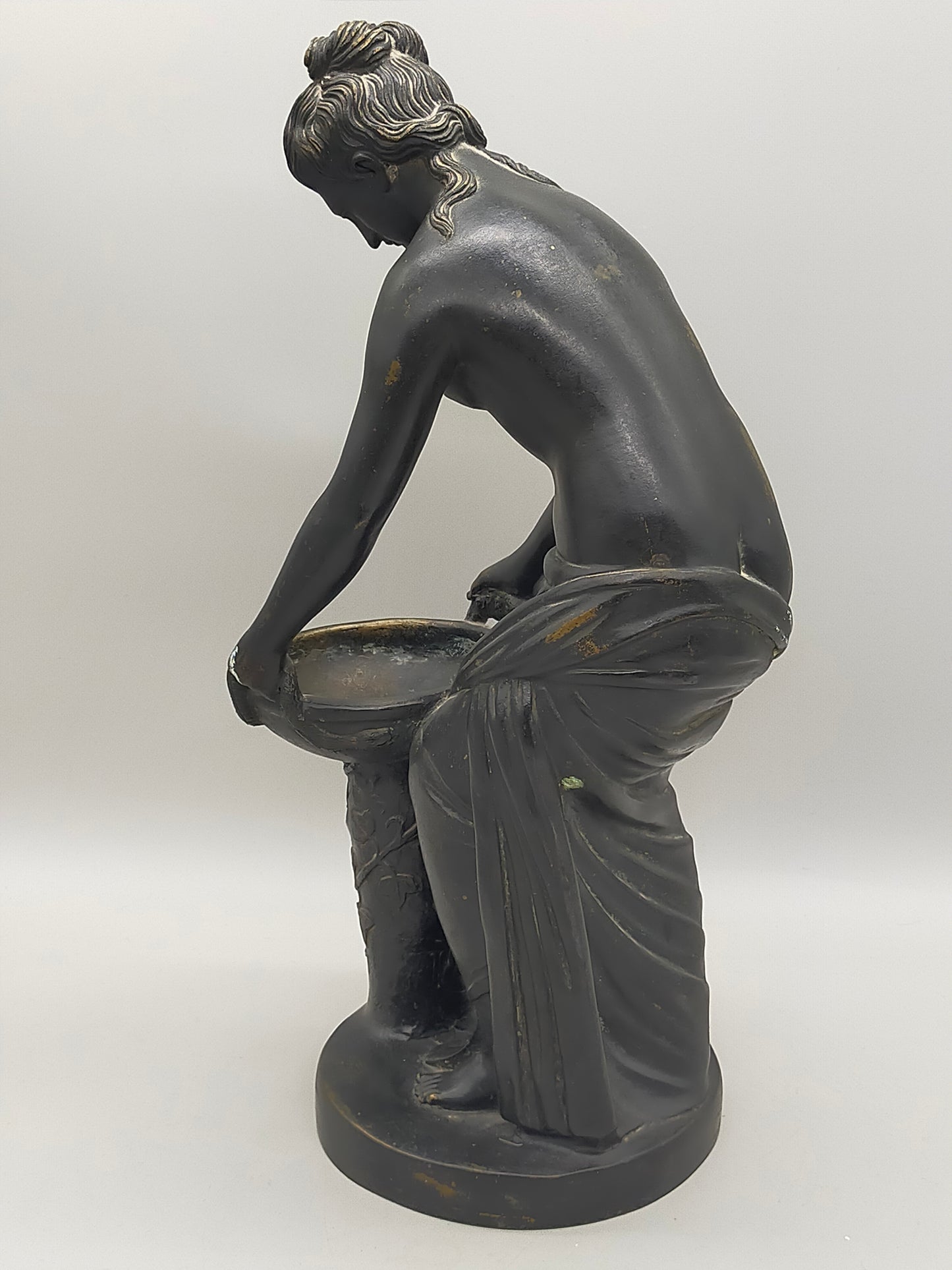 Klassische Bronze Skulptur Frau mit Schale auf Ranken-Säule