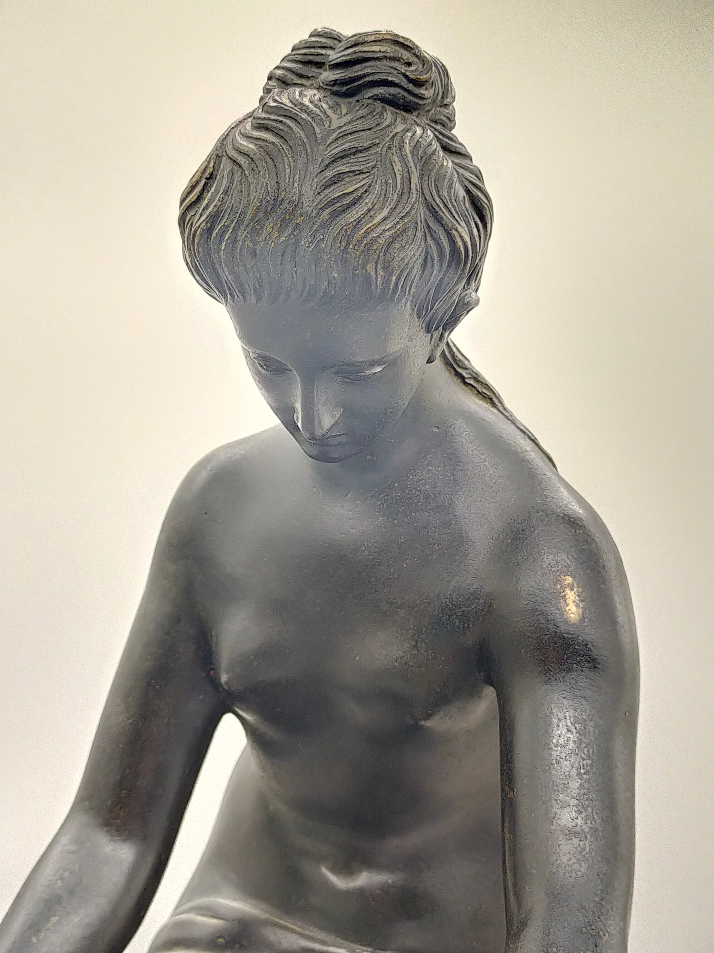Klassische Bronze Skulptur Frau mit Schale auf Ranken-Säule