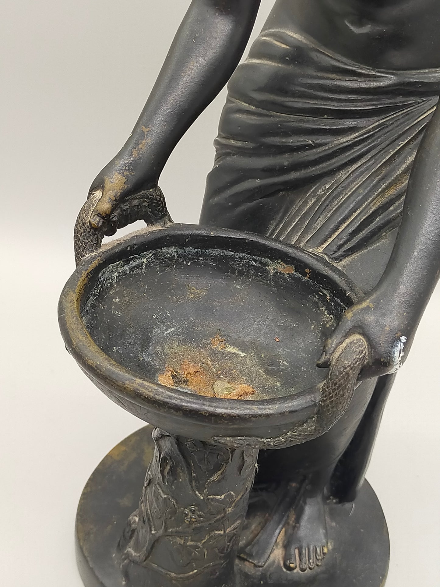 Klassische Bronze Skulptur Frau mit Schale auf Ranken-Säule