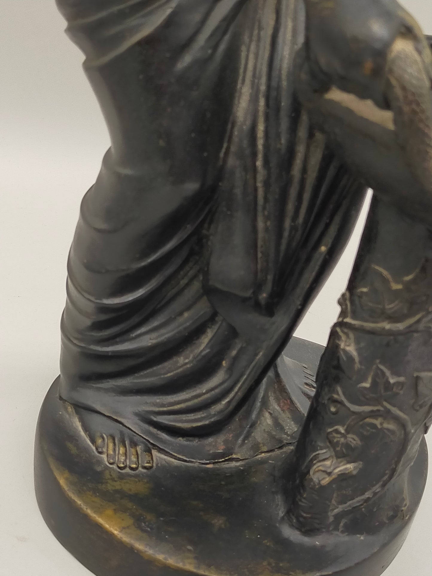 Klassische Bronze Skulptur Frau mit Schale auf Ranken-Säule