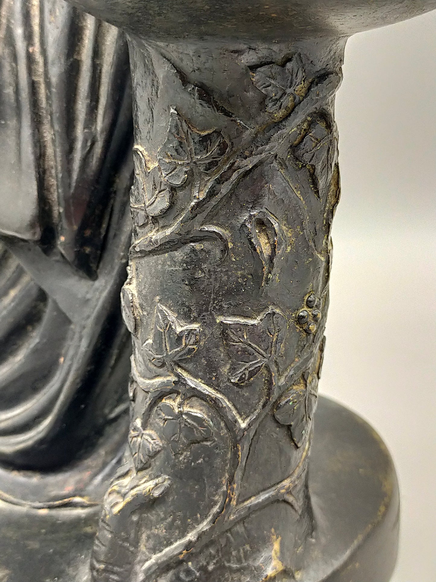 Klassische Bronze Skulptur Frau mit Schale auf Ranken-Säule