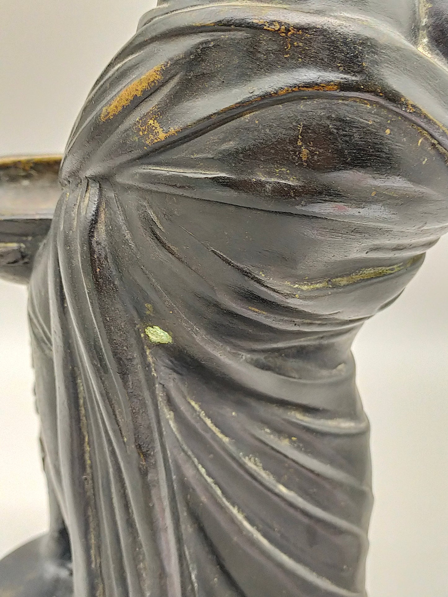 Klassische Bronze Skulptur Frau mit Schale auf Ranken-Säule