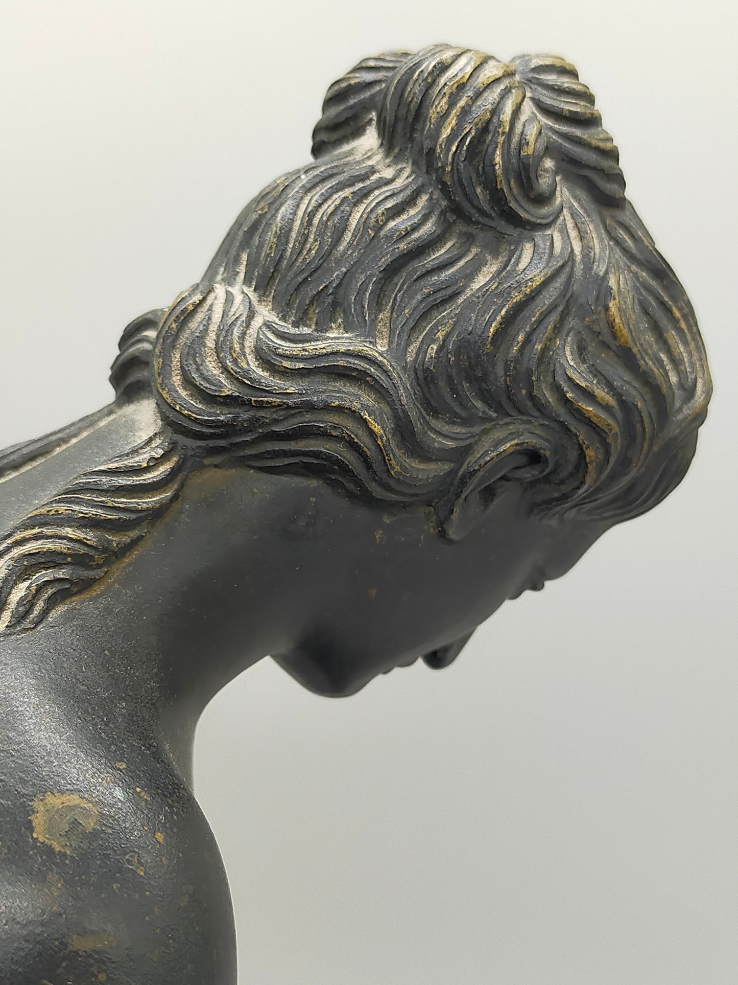 Klassische Bronze Skulptur Frau mit Schale auf Ranken-Säule