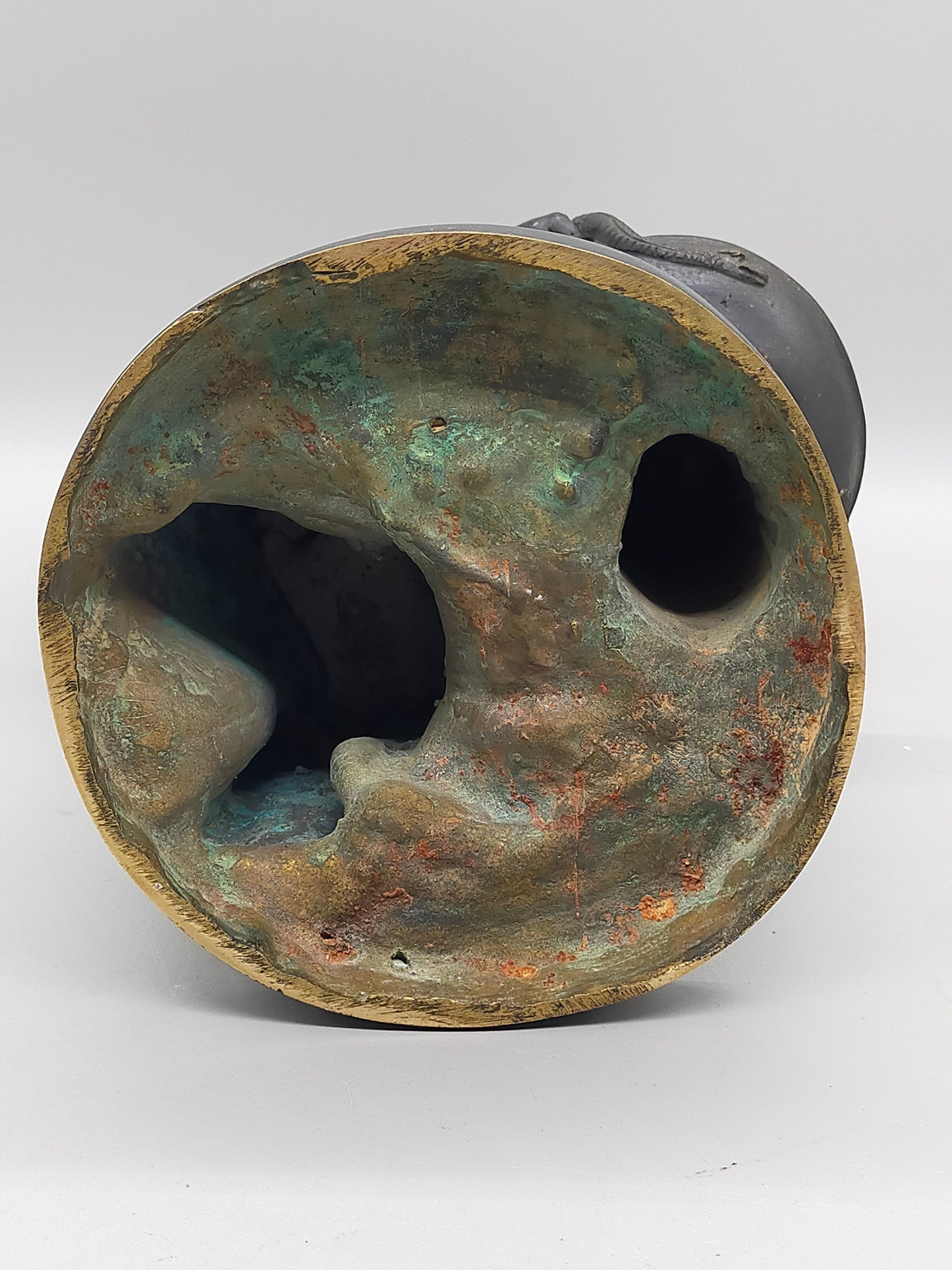 Klassische Bronze Skulptur Frau mit Schale auf Ranken-Säule