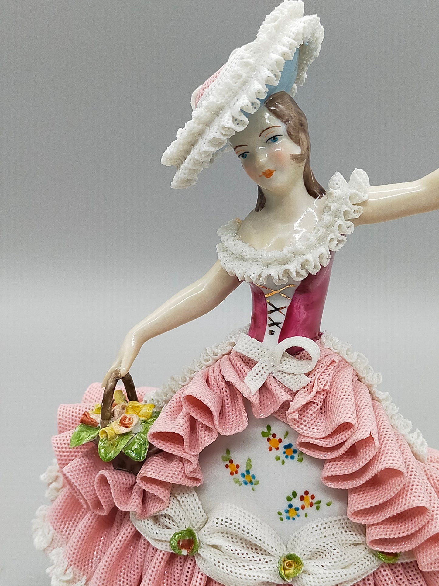 Elegante PM&M Porzellan Figur Dame mit Blumenkorb