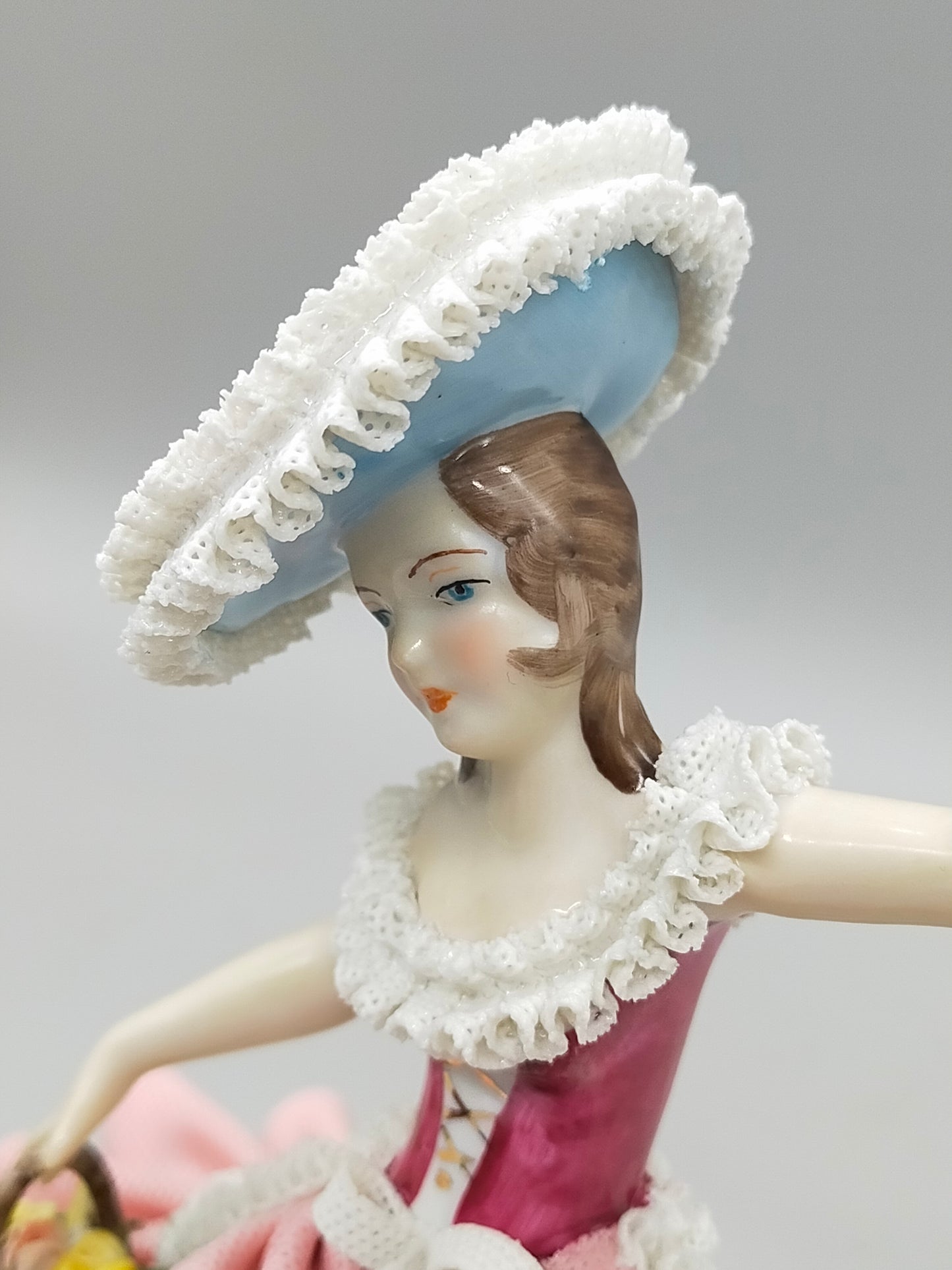 Elegante PM&M Porzellan Figur Dame mit Blumenkorb
