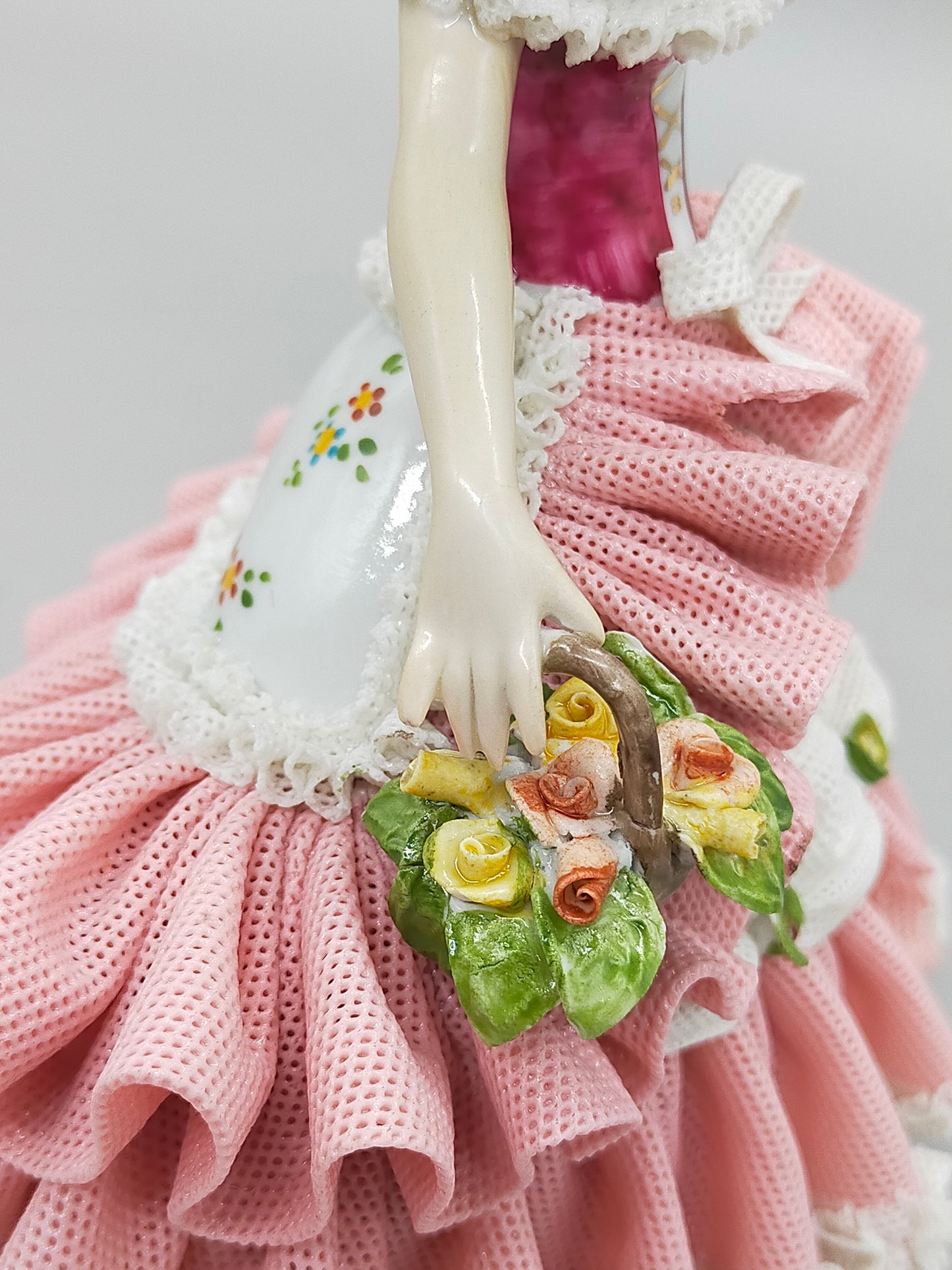 Elegante PM&M Porzellan Figur Dame mit Blumenkorb