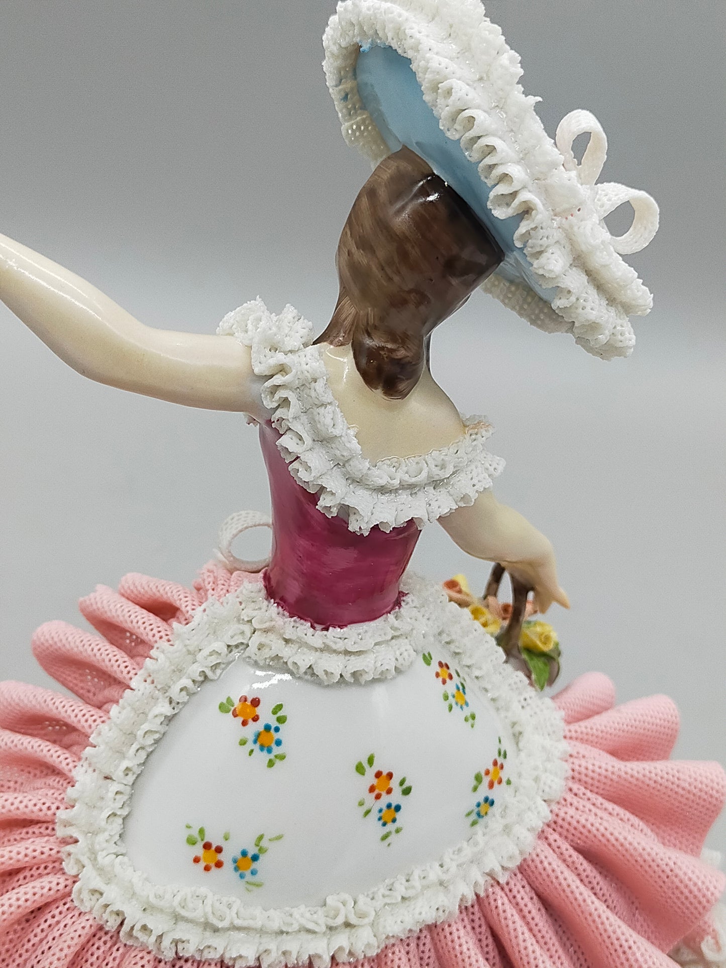 Elegante PM&M Porzellan Figur Dame mit Blumenkorb