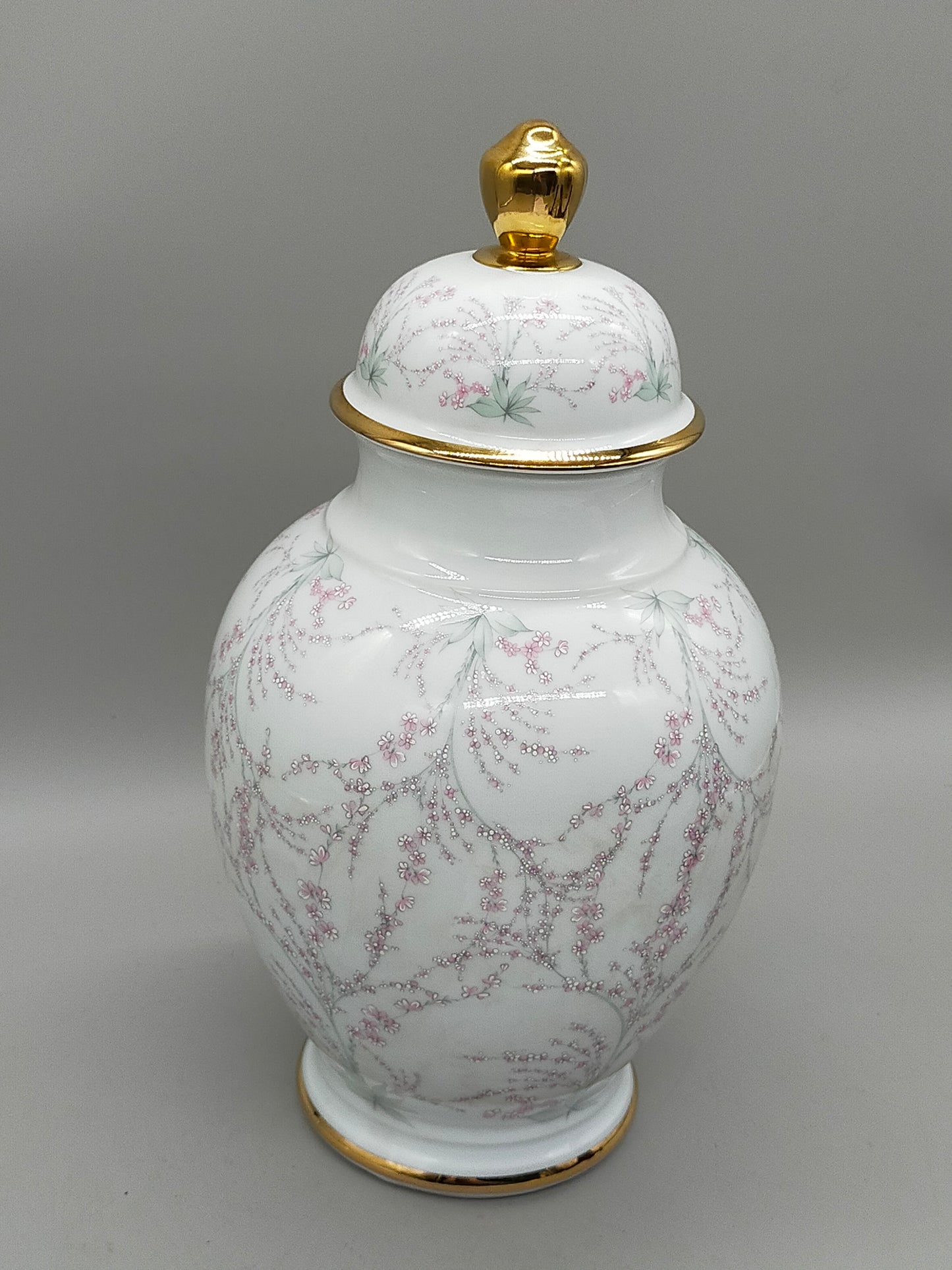 Elegante Tirschenreuth Porzellan Deckelvase Zartes Blütendesign