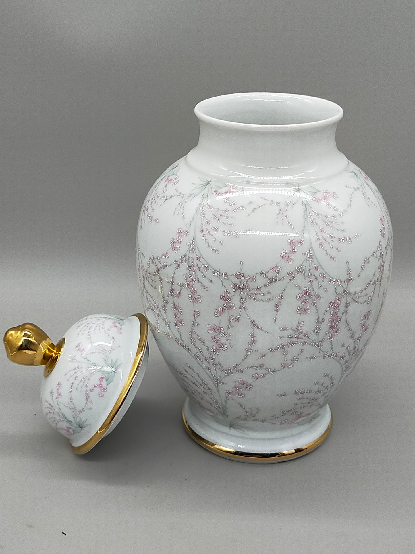 Elegante Tirschenreuth Porzellan Deckelvase Zartes Blütendesign