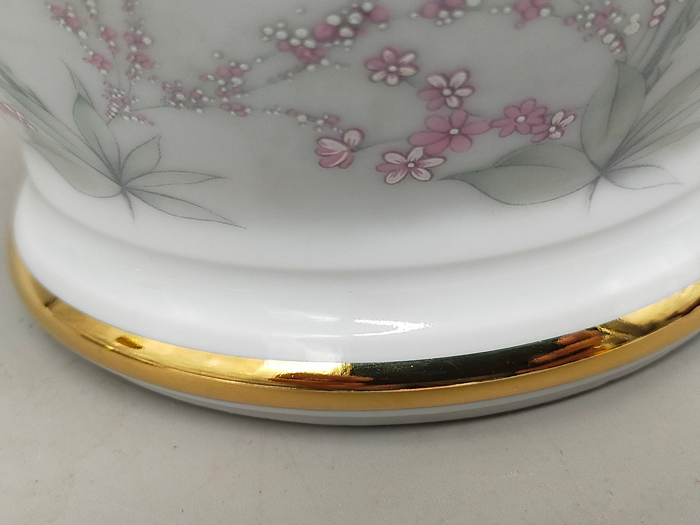 Elegante Tirschenreuth Porzellan Deckelvase Zartes Blütendesign