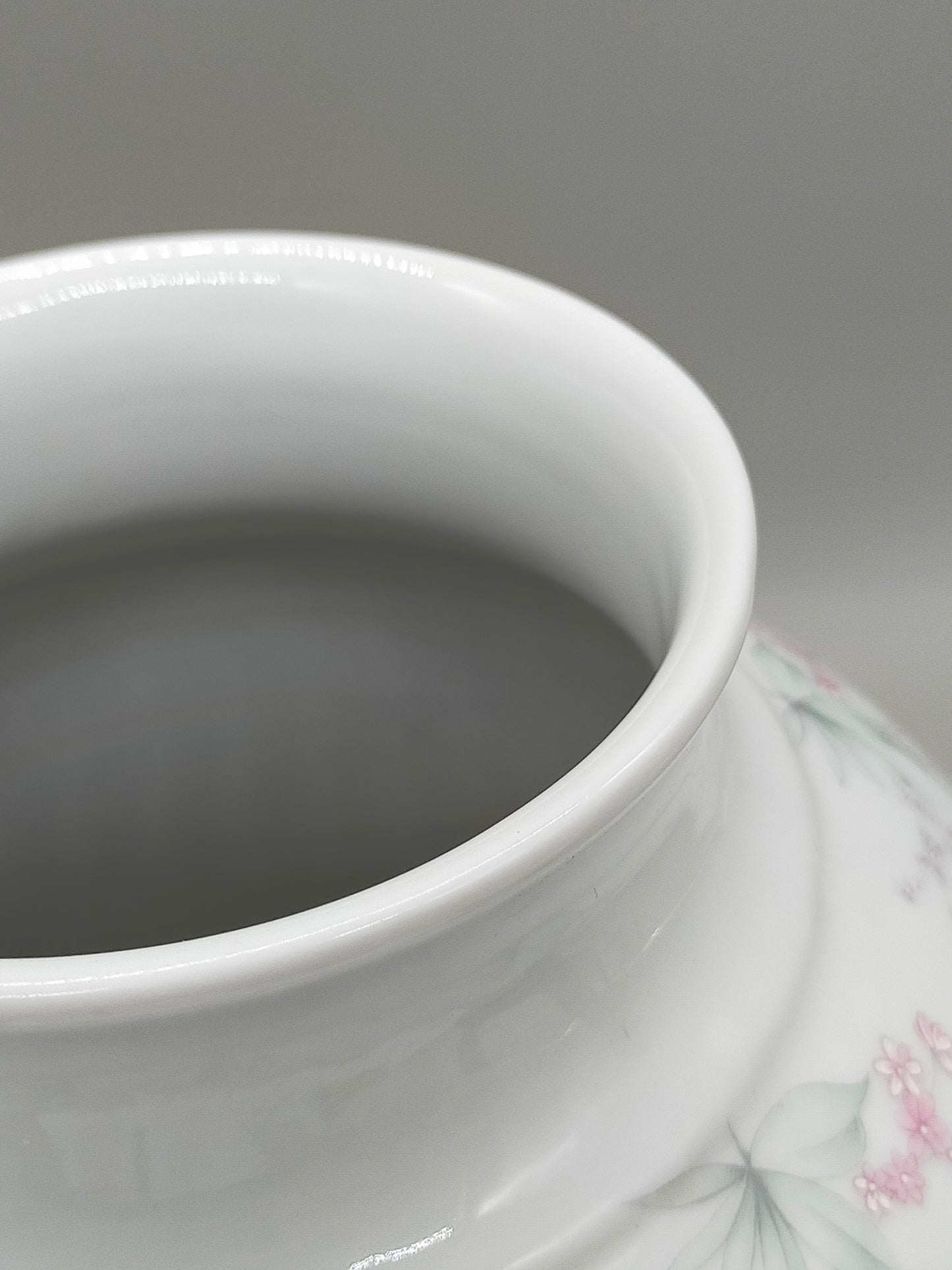 Elegante Tirschenreuth Porzellan Deckelvase Zartes Blütendesign