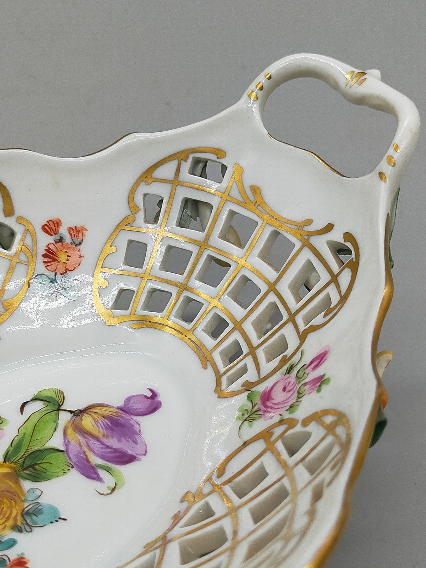 Prunkvolle Dresden Porzellan Schale Durchbruchdesign mit Blüten