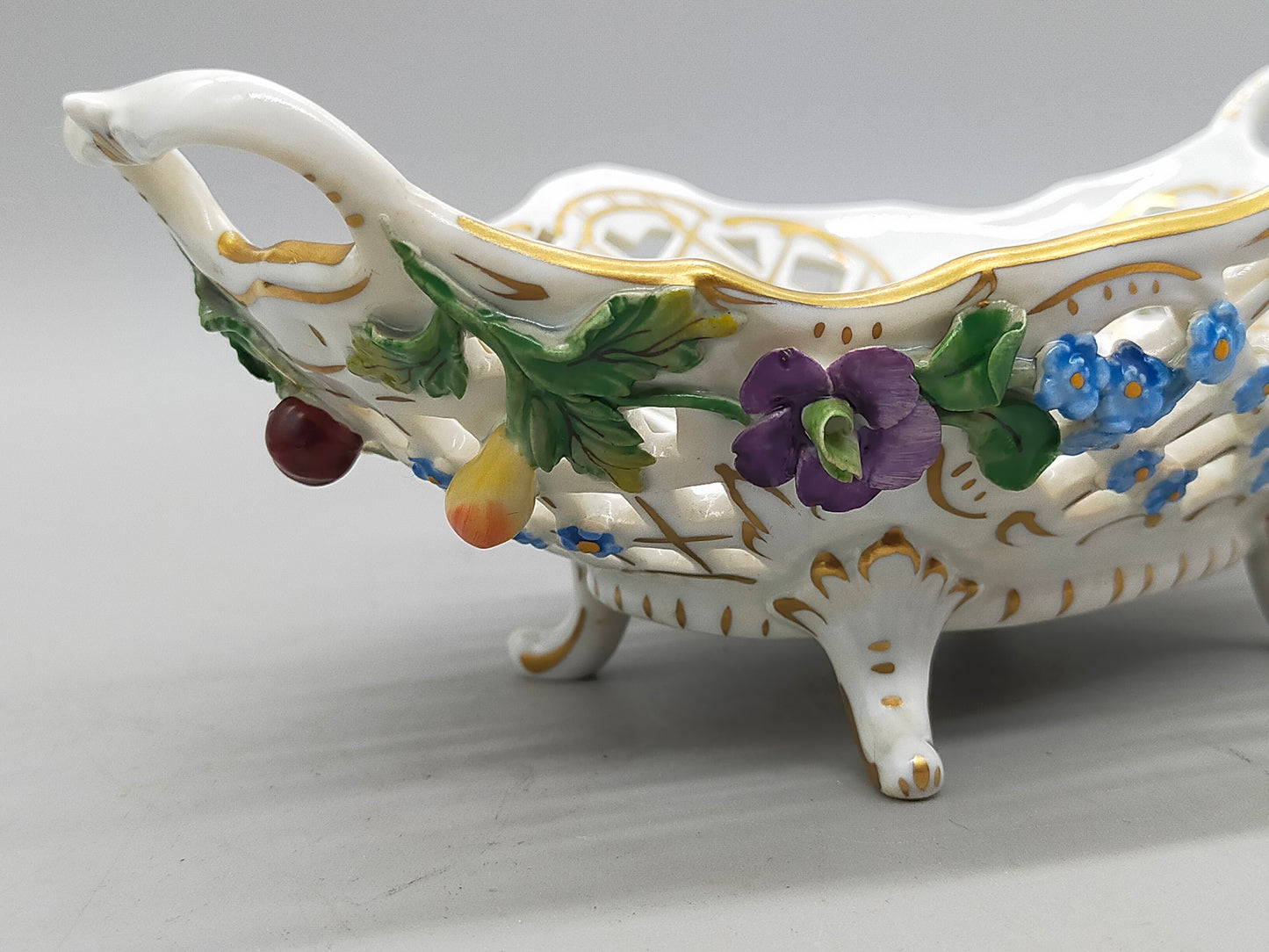 Prunkvolle Dresden Porzellan Schale Durchbruchdesign mit Blüten