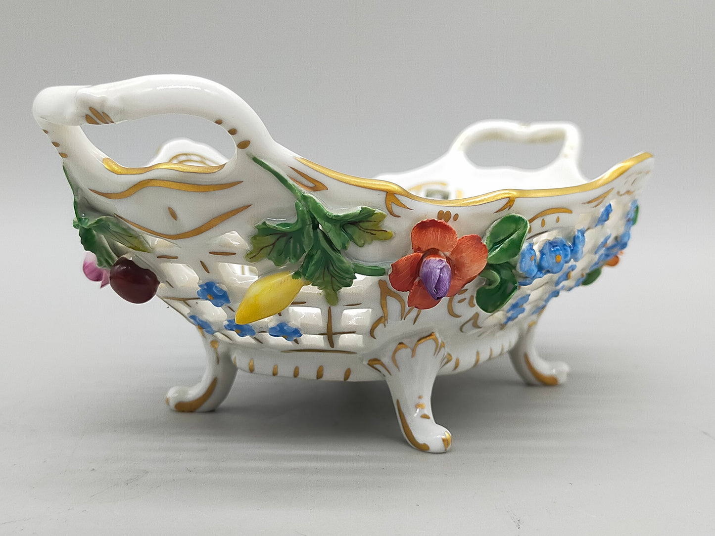 Prunkvolle Dresden Porzellan Schale Durchbruchdesign mit Blüten