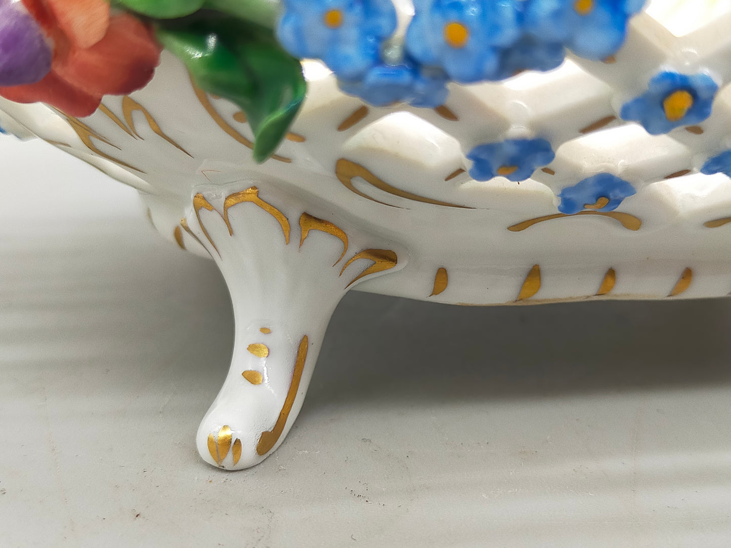 Prunkvolle Dresden Porzellan Schale Durchbruchdesign mit Blüten